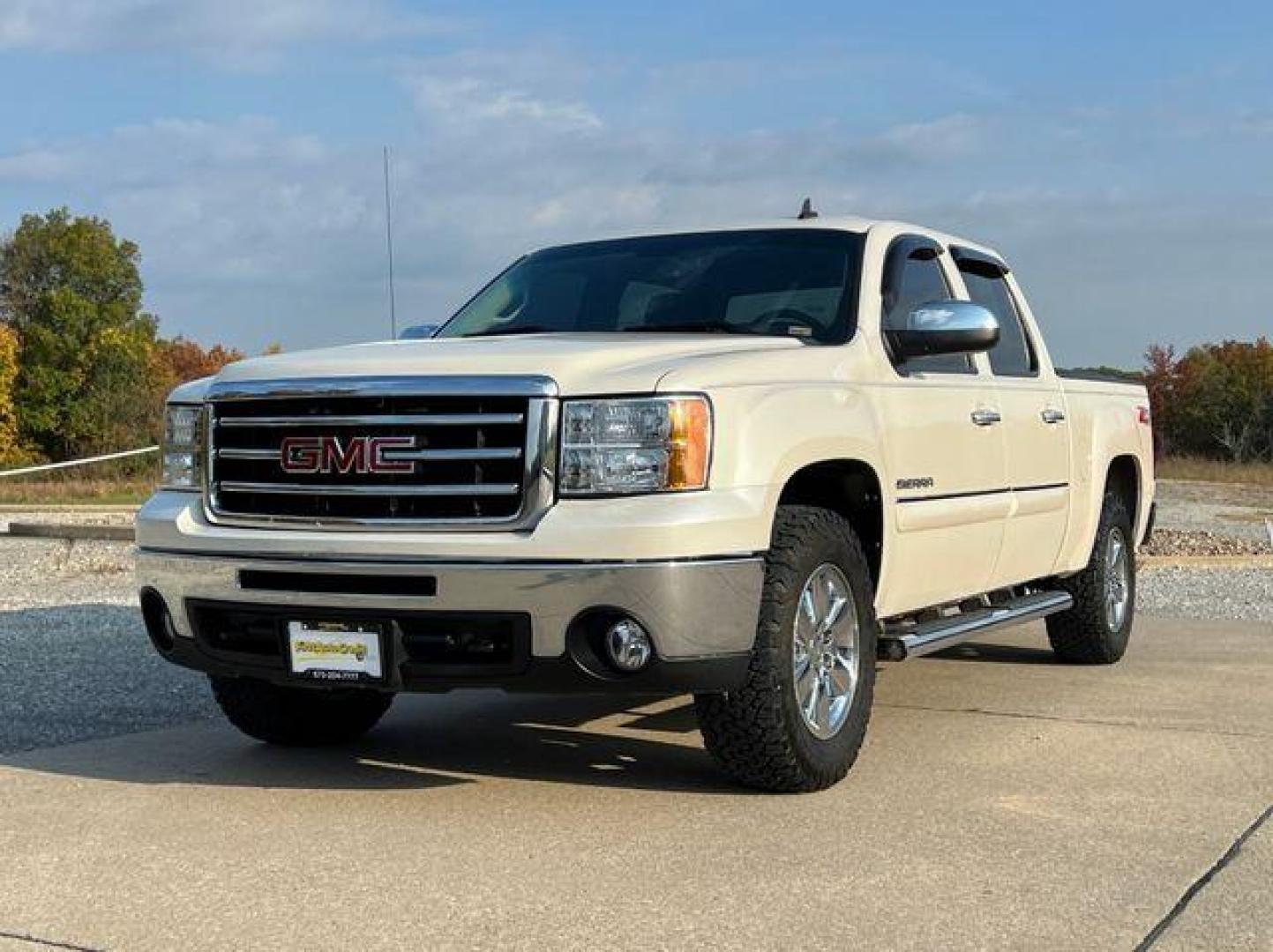 2012 WHITE /Black GMC SIERRA 1500 SLE (3GTP2VE75CG) with an 5.3L engine, Automatic transmission, located at 2990 Old Orchard Rd., Jackson, MO, 63755, 37.354214, -89.612106 - Photo#4