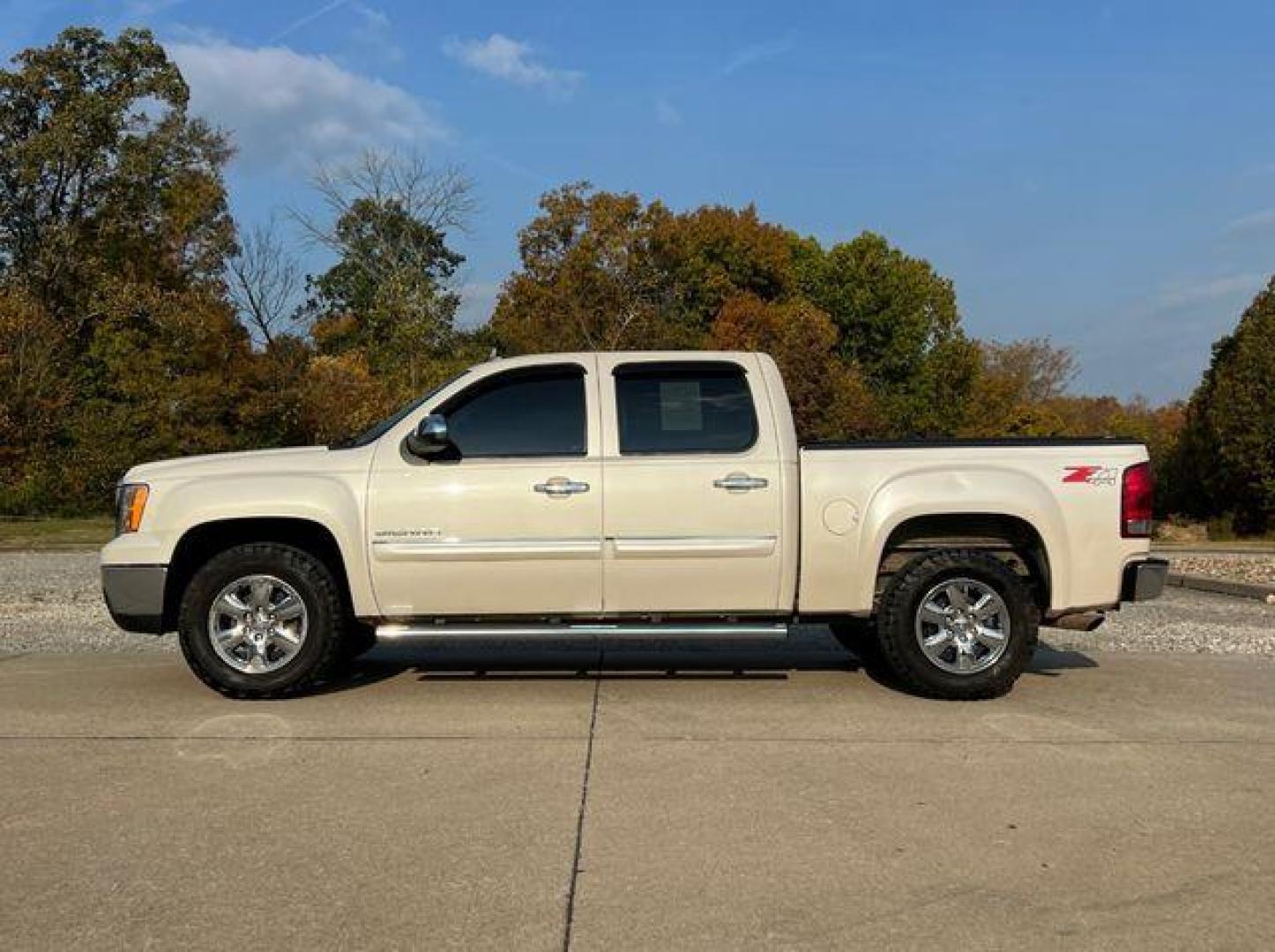 2012 WHITE /Black GMC SIERRA 1500 SLE (3GTP2VE75CG) with an 5.3L engine, Automatic transmission, located at 2990 Old Orchard Rd., Jackson, MO, 63755, 37.354214, -89.612106 - Photo#5