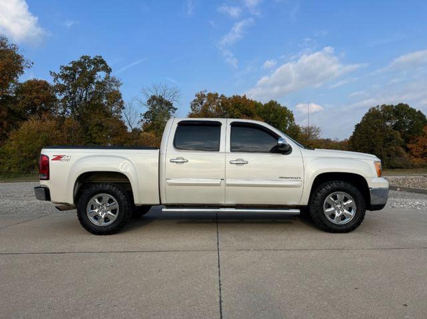 2012 WHITE /Black GMC SIERRA 1500 SLE (3GTP2VE75CG) with an 5.3L engine, Automatic transmission, located at 2990 Old Orchard Rd., Jackson, MO, 63755, 37.354214, -89.612106 - Photo#6