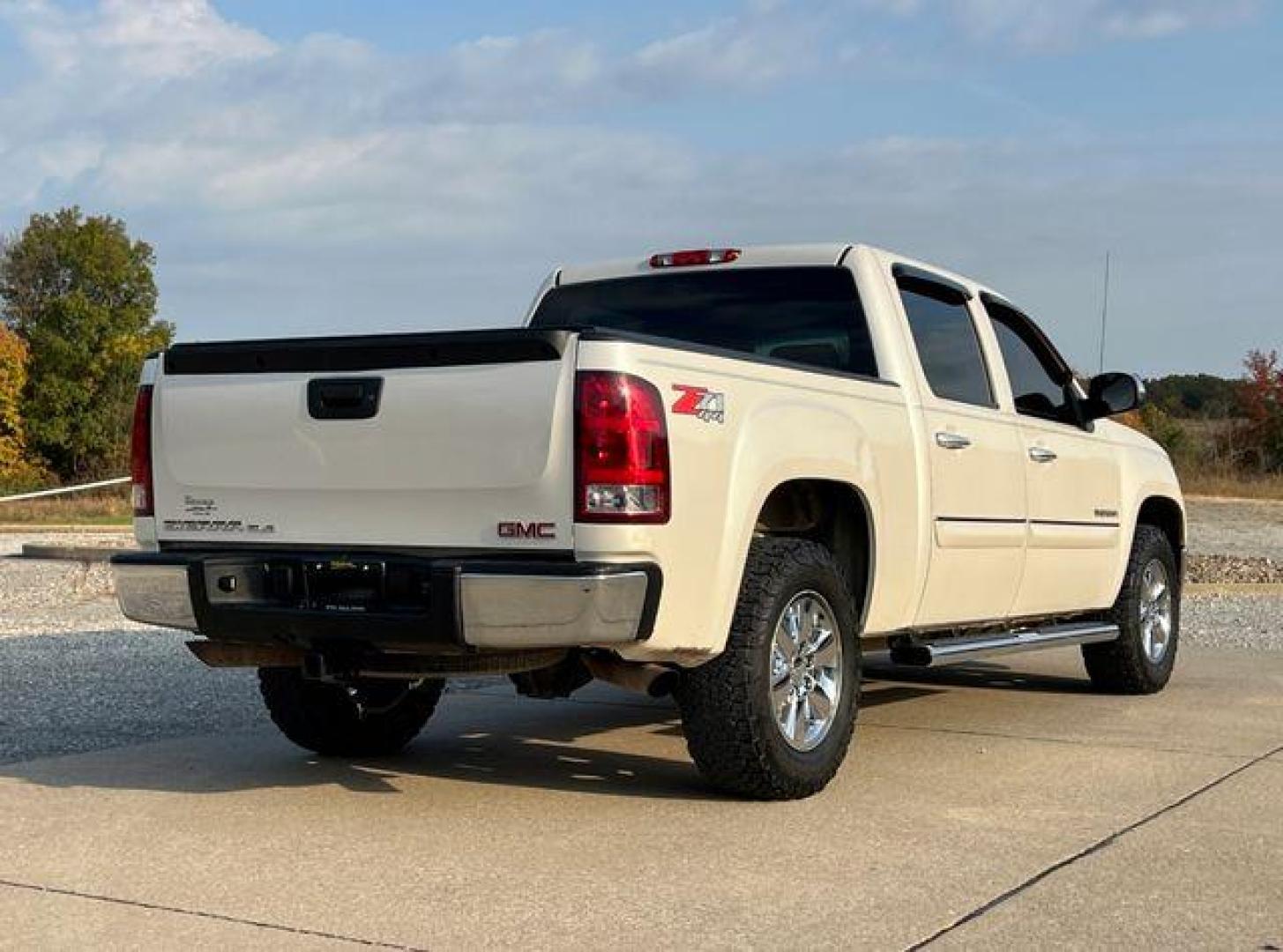 2012 WHITE /Black GMC SIERRA 1500 SLE (3GTP2VE75CG) with an 5.3L engine, Automatic transmission, located at 2990 Old Orchard Rd., Jackson, MO, 63755, 37.354214, -89.612106 - Photo#7