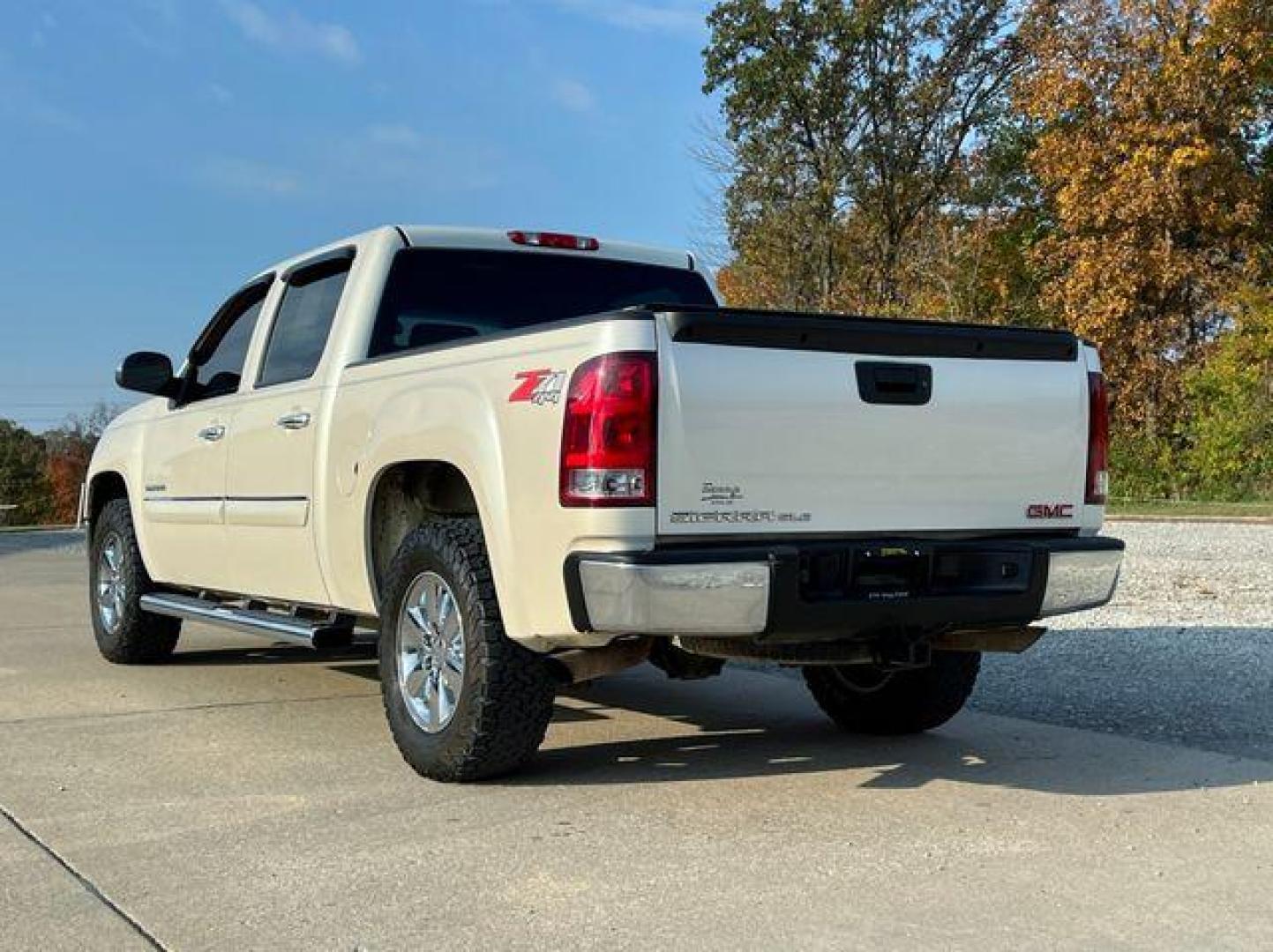 2012 WHITE /Black GMC SIERRA 1500 SLE (3GTP2VE75CG) with an 5.3L engine, Automatic transmission, located at 2990 Old Orchard Rd., Jackson, MO, 63755, 37.354214, -89.612106 - Photo#8