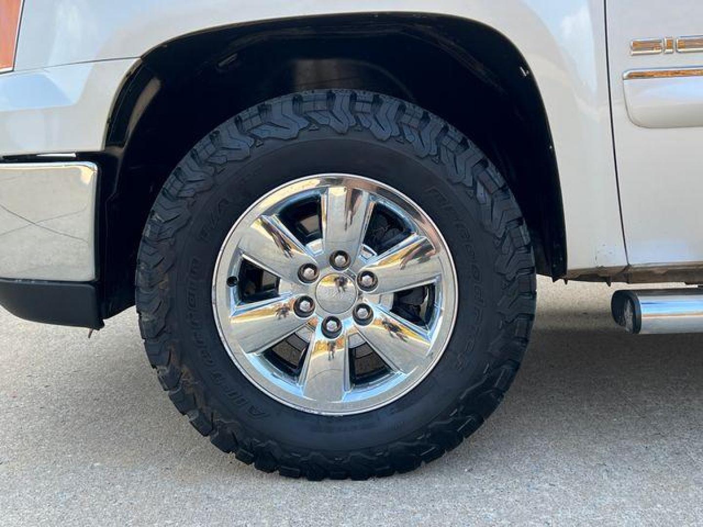 2012 WHITE /Black GMC SIERRA 1500 SLE (3GTP2VE75CG) with an 5.3L engine, Automatic transmission, located at 2990 Old Orchard Rd., Jackson, MO, 63755, 37.354214, -89.612106 - Photo#30