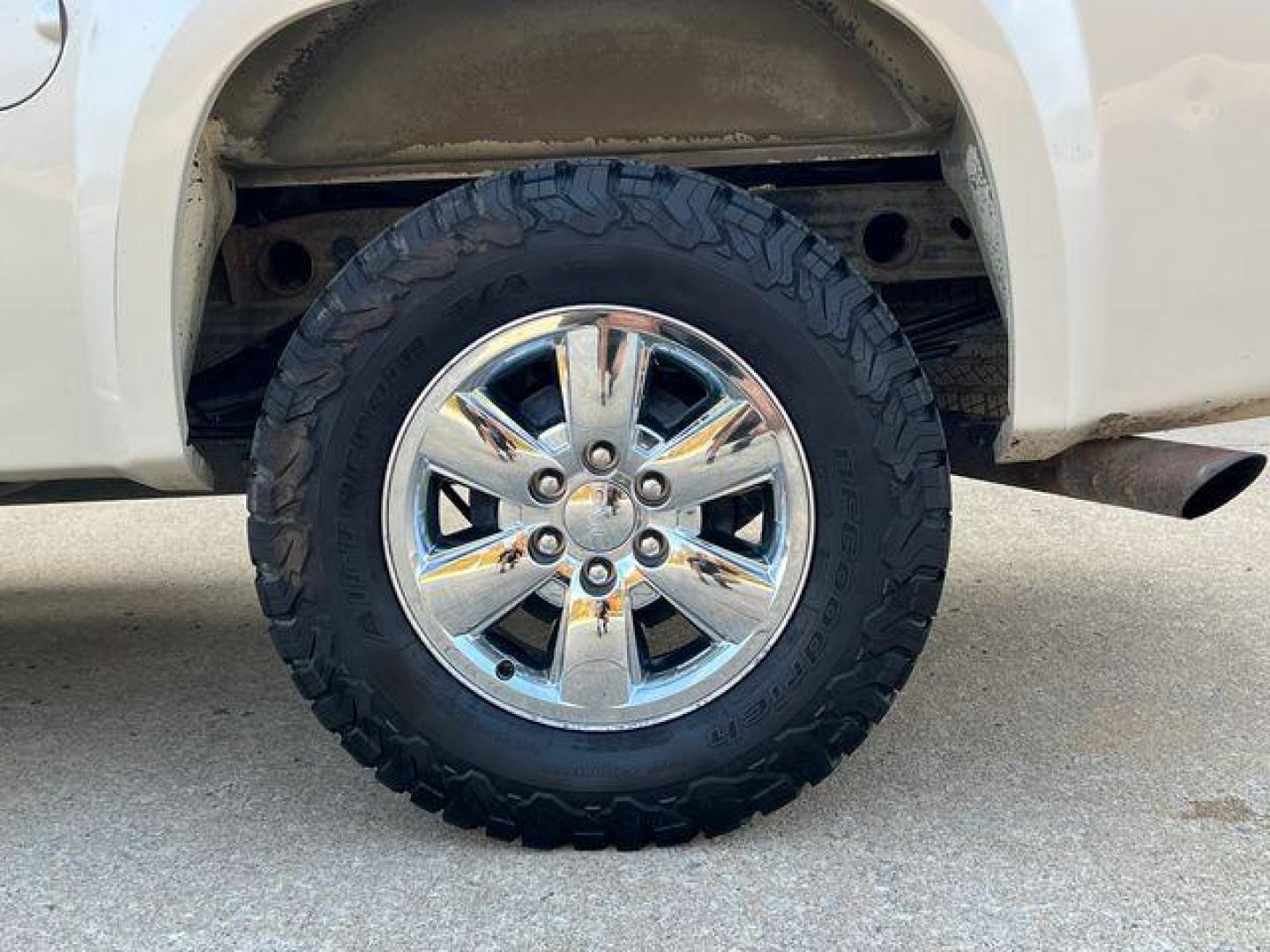 2012 WHITE /Black GMC SIERRA 1500 SLE (3GTP2VE75CG) with an 5.3L engine, Automatic transmission, located at 2990 Old Orchard Rd., Jackson, MO, 63755, 37.354214, -89.612106 - Photo#32