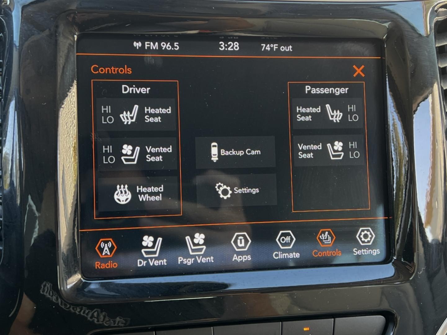 2020 MAROON /Tan Leather JEEP CHEROKEE LIMITED (1C4PJLDX3LD) with an 3.2L V6 engine, Automatic transmission, located at 506 S. Kingshighway, Cape Girardeau, MO, 63703, (573) 235-5000, 37.294991, -89.553635 - 2020 Jeep Cherokee Limited 1-Owner 119xxx miles Front Wheel Drive 3.2L V6 Automatic Leather Power/Heated/Cooled Seats Heated Steering Wheel Backup Camera Bluetooth Cruise Remote Start Power Windows/Locks/Mirrors We have financing available and we accept trades! Fill out a credit applic - Photo#3