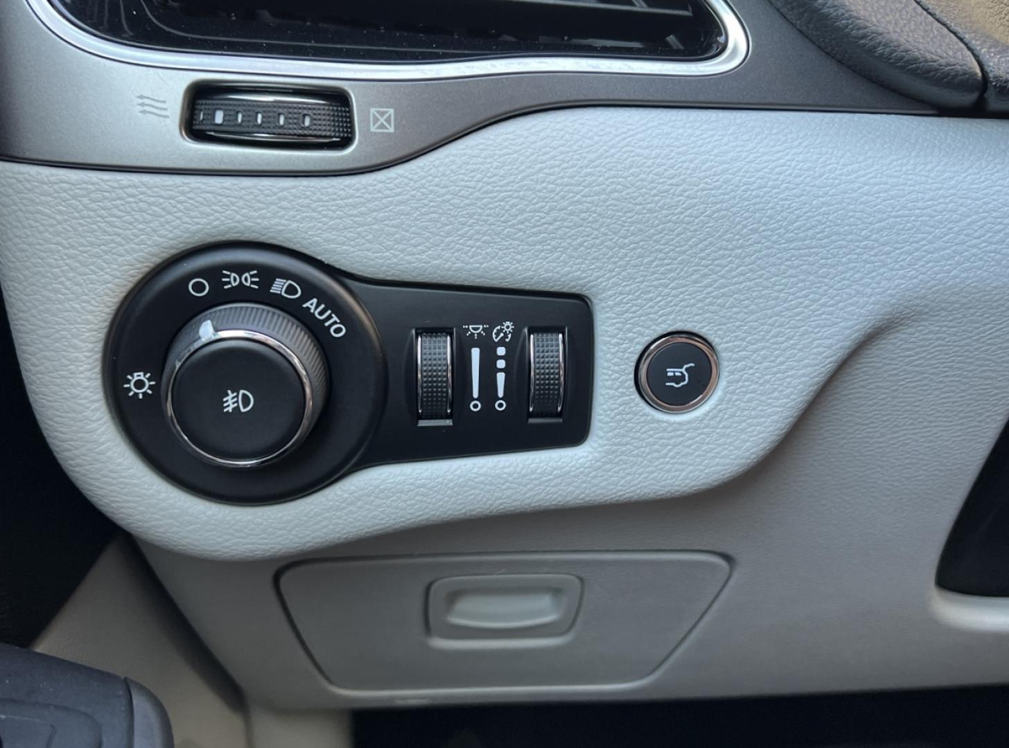 2020 MAROON /Tan Leather JEEP CHEROKEE LIMITED (1C4PJLDX3LD) with an 3.2L V6 engine, Automatic transmission, located at 506 S. Kingshighway, Cape Girardeau, MO, 63703, (573) 235-5000, 37.294991, -89.553635 - 2020 Jeep Cherokee Limited 1-Owner 119xxx miles Front Wheel Drive 3.2L V6 Automatic Leather Power/Heated/Cooled Seats Heated Steering Wheel Backup Camera Bluetooth Cruise Remote Start Power Windows/Locks/Mirrors We have financing available and we accept trades! Fill out a credit applic - Photo#32
