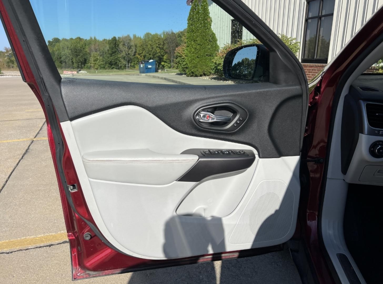 2020 MAROON /Tan Leather JEEP CHEROKEE LIMITED (1C4PJLDX3LD) with an 3.2L V6 engine, Automatic transmission, located at 506 S. Kingshighway, Cape Girardeau, MO, 63703, (573) 235-5000, 37.294991, -89.553635 - 2020 Jeep Cherokee Limited 1-Owner 119xxx miles Front Wheel Drive 3.2L V6 Automatic Leather Power/Heated/Cooled Seats Heated Steering Wheel Backup Camera Bluetooth Cruise Remote Start Power Windows/Locks/Mirrors We have financing available and we accept trades! Fill out a credit applic - Photo#13