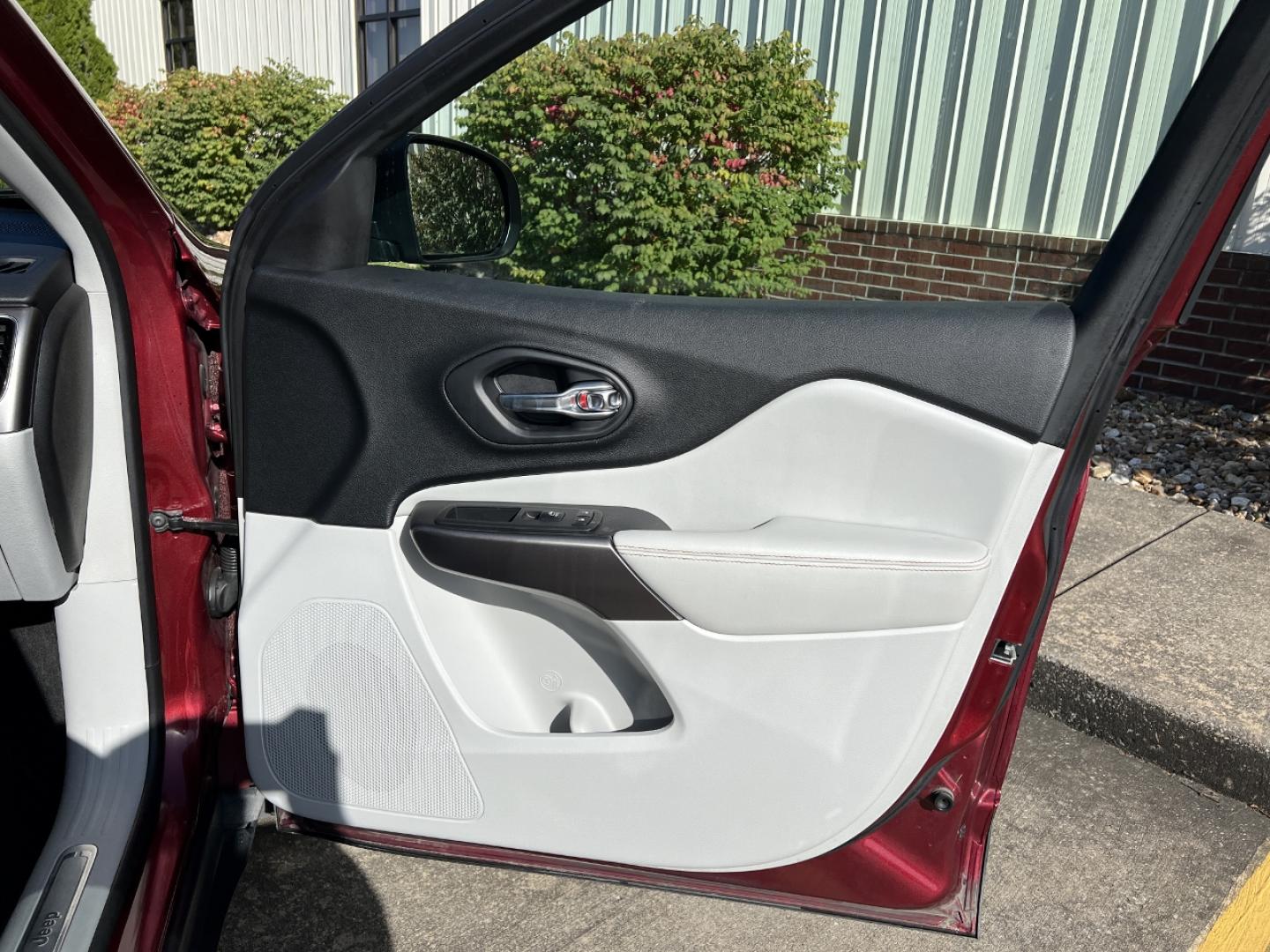 2020 MAROON /Tan Leather JEEP CHEROKEE LIMITED (1C4PJLDX3LD) with an 3.2L V6 engine, Automatic transmission, located at 506 S. Kingshighway, Cape Girardeau, MO, 63703, (573) 235-5000, 37.294991, -89.553635 - 2020 Jeep Cherokee Limited 1-Owner 119xxx miles Front Wheel Drive 3.2L V6 Automatic Leather Power/Heated/Cooled Seats Heated Steering Wheel Backup Camera Bluetooth Cruise Remote Start Power Windows/Locks/Mirrors We have financing available and we accept trades! Fill out a credit applic - Photo#15