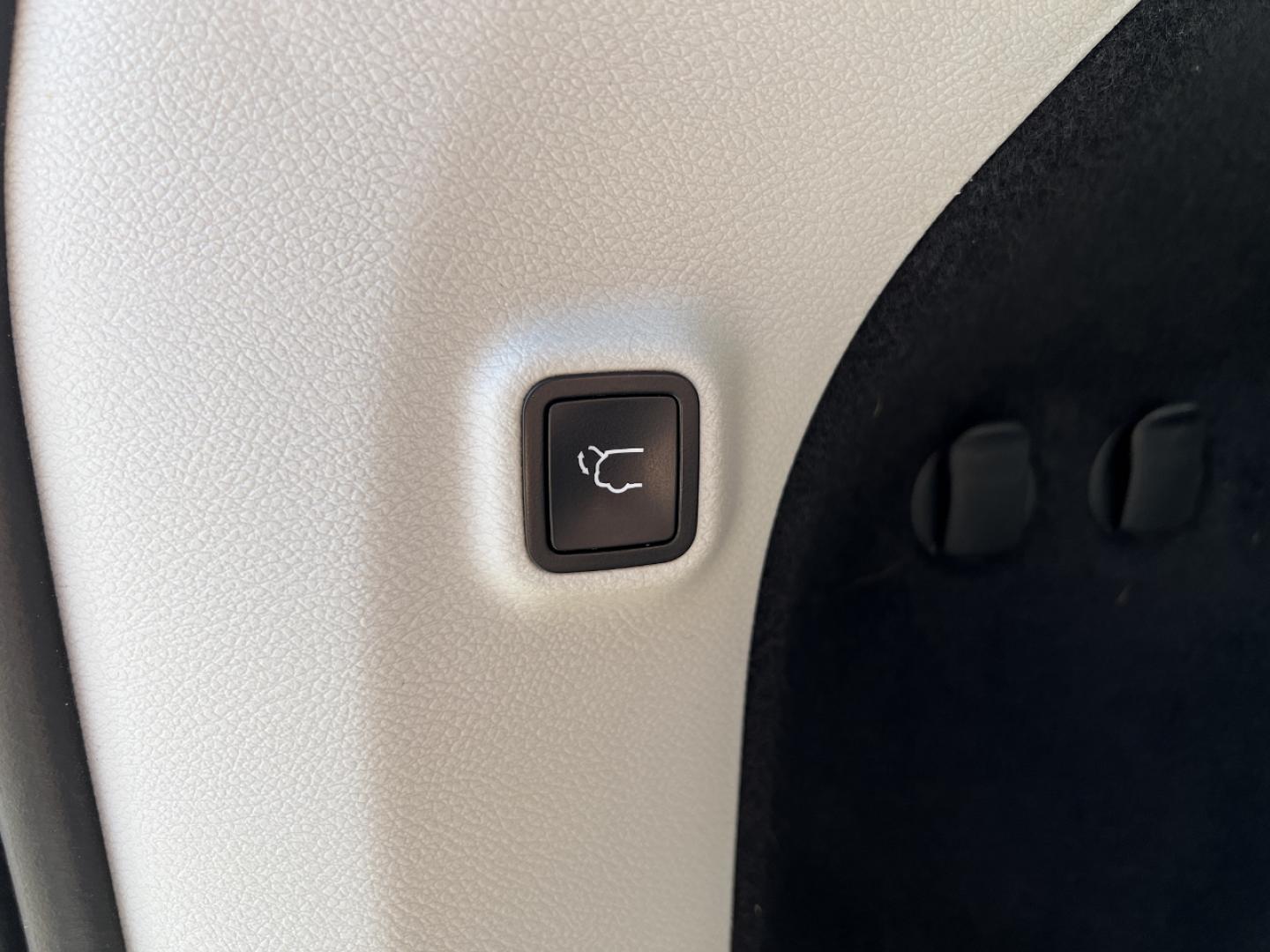 2020 MAROON /Tan Leather JEEP CHEROKEE LIMITED (1C4PJLDX3LD) with an 3.2L V6 engine, Automatic transmission, located at 506 S. Kingshighway, Cape Girardeau, MO, 63703, (573) 235-5000, 37.294991, -89.553635 - 2020 Jeep Cherokee Limited 1-Owner 119xxx miles Front Wheel Drive 3.2L V6 Automatic Leather Power/Heated/Cooled Seats Heated Steering Wheel Backup Camera Bluetooth Cruise Remote Start Power Windows/Locks/Mirrors We have financing available and we accept trades! Fill out a credit applic - Photo#21