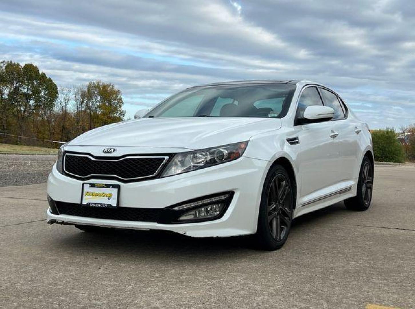 2013 WHITE /Black KIA OPTIMA SXL (5XXGR4A60DG) with an 2.0L engine, Automatic transmission, located at 2990 Old Orchard Rd., Jackson, MO, 63755, 37.354214, -89.612106 - Photo#7