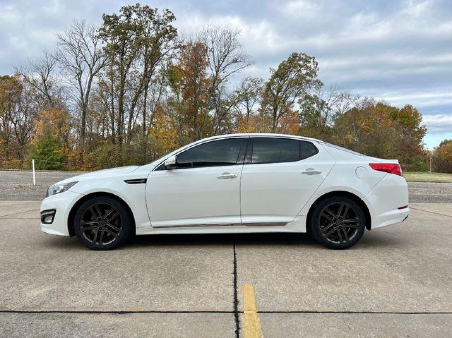 2013 WHITE /Black KIA OPTIMA SXL (5XXGR4A60DG) with an 2.0L engine, Automatic transmission, located at 2990 Old Orchard Rd., Jackson, MO, 63755, 37.354214, -89.612106 - Photo#8