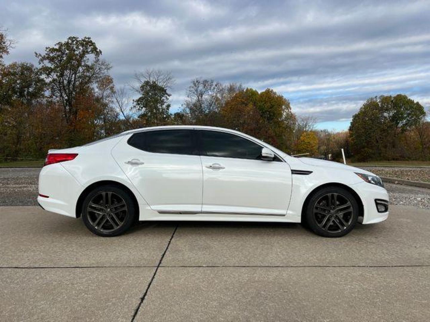2013 WHITE /Black KIA OPTIMA SXL (5XXGR4A60DG) with an 2.0L engine, Automatic transmission, located at 2990 Old Orchard Rd., Jackson, MO, 63755, 37.354214, -89.612106 - Photo#9
