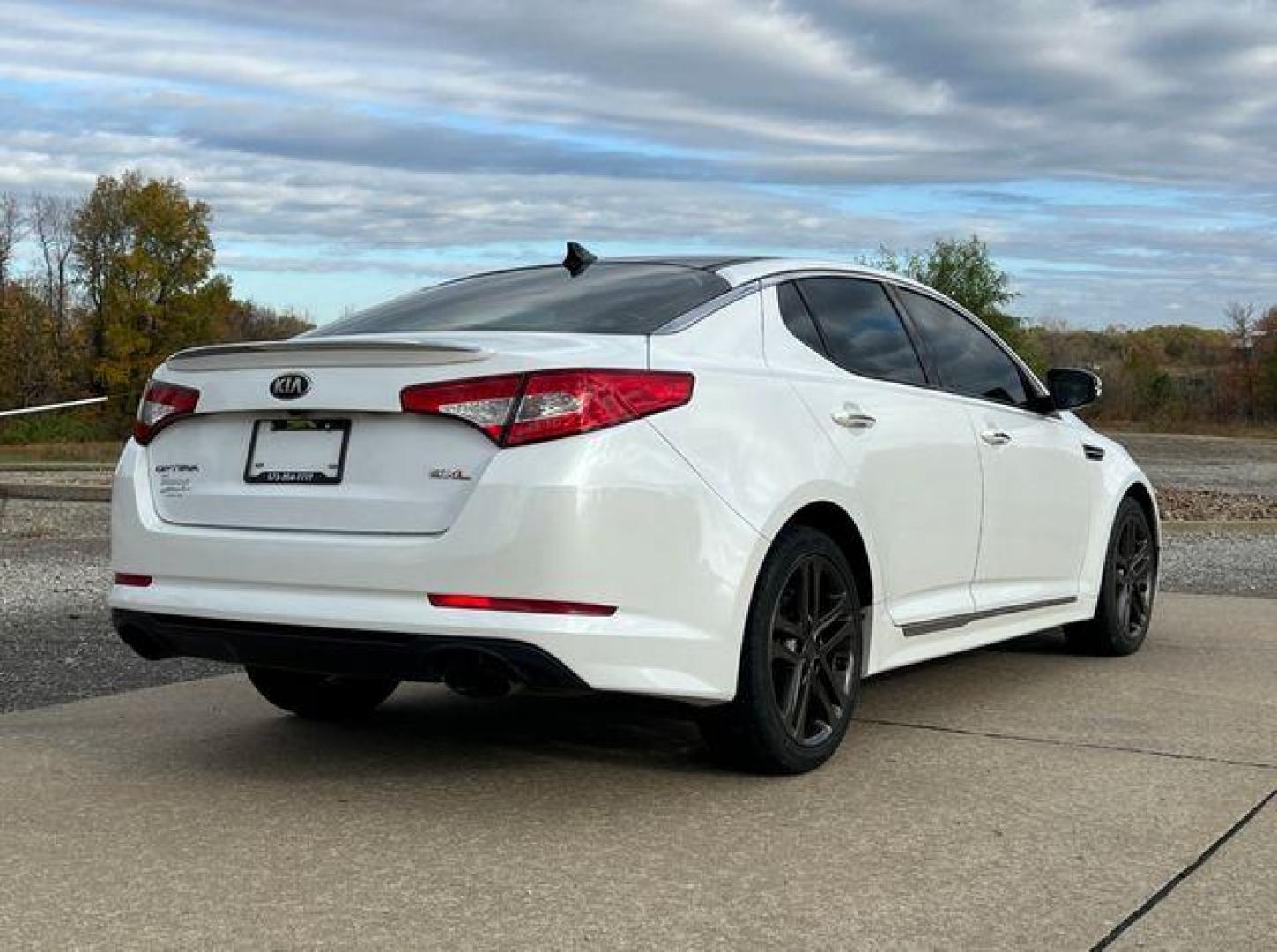 2013 WHITE /Black KIA OPTIMA SXL (5XXGR4A60DG) with an 2.0L engine, Automatic transmission, located at 2990 Old Orchard Rd., Jackson, MO, 63755, 37.354214, -89.612106 - Photo#10