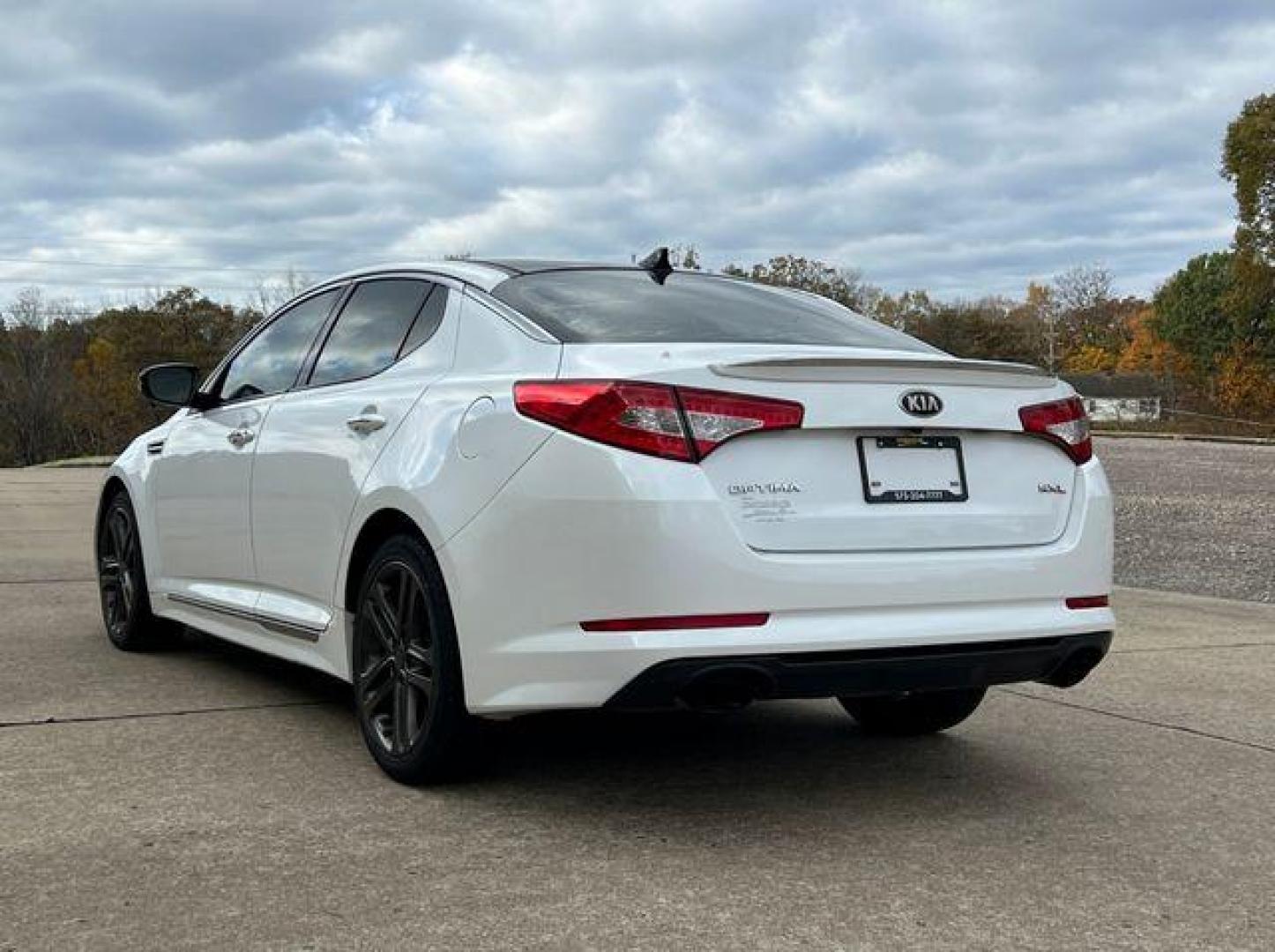 2013 WHITE /Black KIA OPTIMA SXL (5XXGR4A60DG) with an 2.0L engine, Automatic transmission, located at 2990 Old Orchard Rd., Jackson, MO, 63755, 37.354214, -89.612106 - Photo#11