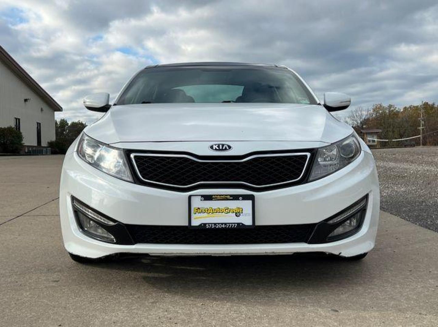 2013 WHITE /Black KIA OPTIMA SXL (5XXGR4A60DG) with an 2.0L engine, Automatic transmission, located at 2990 Old Orchard Rd., Jackson, MO, 63755, 37.354214, -89.612106 - Photo#13