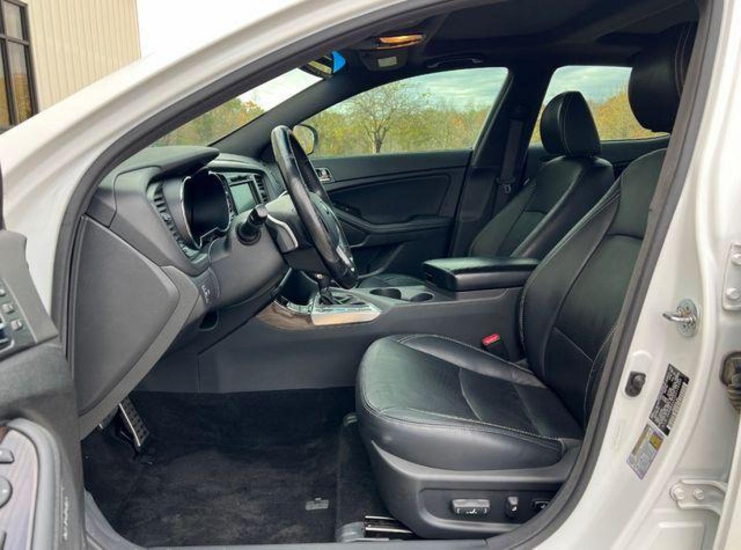 2013 WHITE /Black KIA OPTIMA SXL (5XXGR4A60DG) with an 2.0L engine, Automatic transmission, located at 2990 Old Orchard Rd., Jackson, MO, 63755, 37.354214, -89.612106 - Photo#15