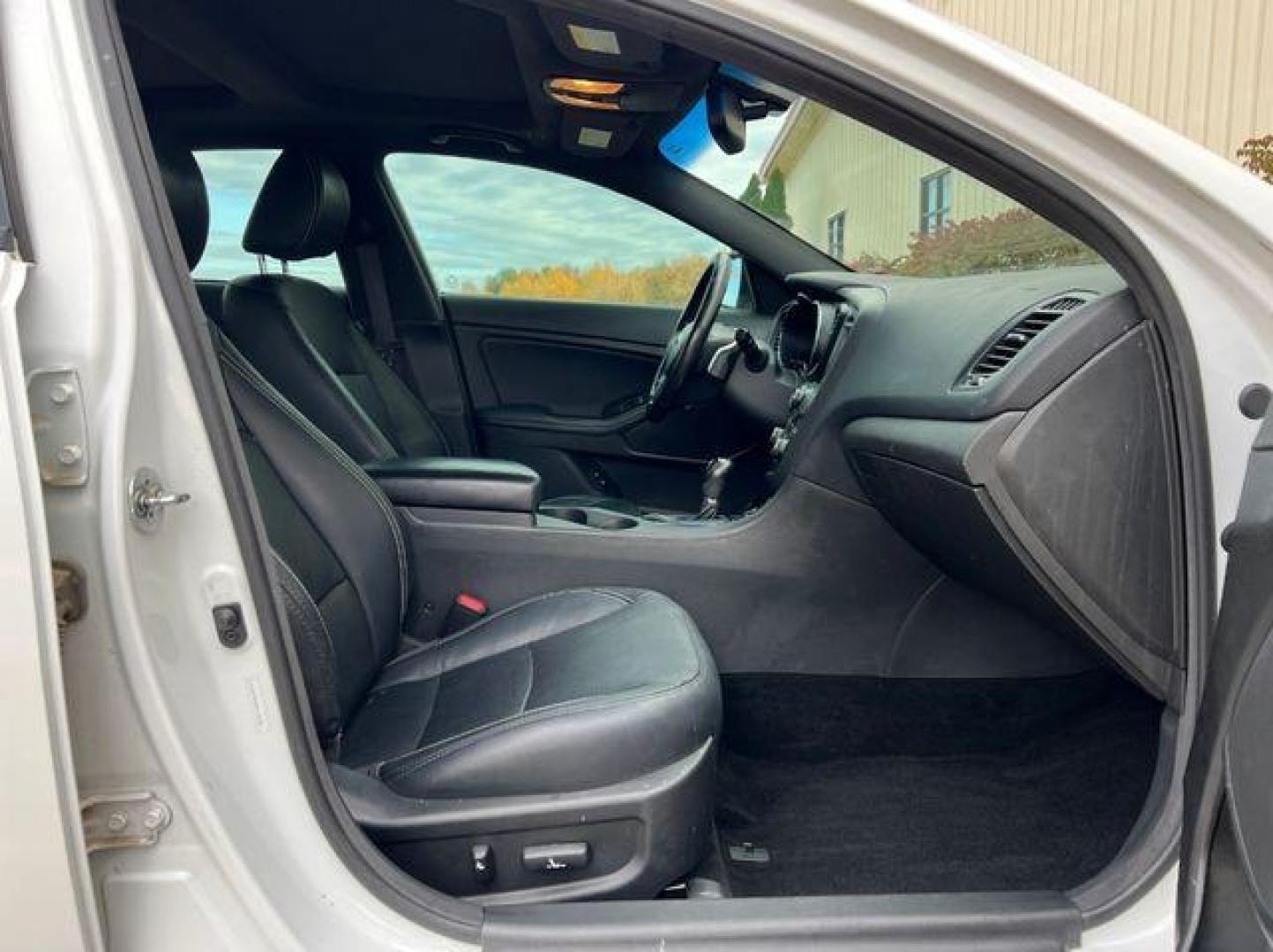 2013 WHITE /Black KIA OPTIMA SXL (5XXGR4A60DG) with an 2.0L engine, Automatic transmission, located at 2990 Old Orchard Rd., Jackson, MO, 63755, 37.354214, -89.612106 - Photo#17