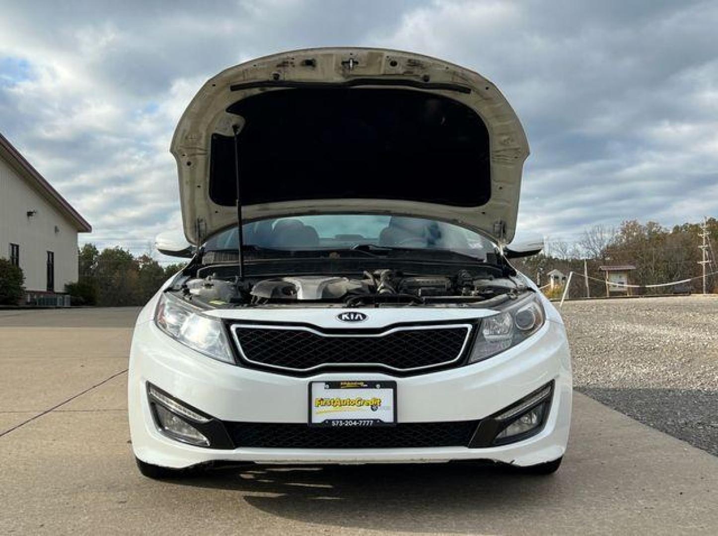 2013 WHITE /Black KIA OPTIMA SXL (5XXGR4A60DG) with an 2.0L engine, Automatic transmission, located at 2990 Old Orchard Rd., Jackson, MO, 63755, 37.354214, -89.612106 - Photo#35