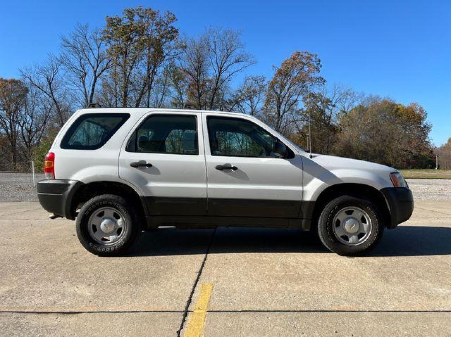 2003 WHITE /Tan FORD ESCAPE XLS (1FMYU02163K) with an 3.0L engine, Automatic transmission, located at 2990 Old Orchard Rd., Jackson, MO, 63755, 37.354214, -89.612106 - Photo#4