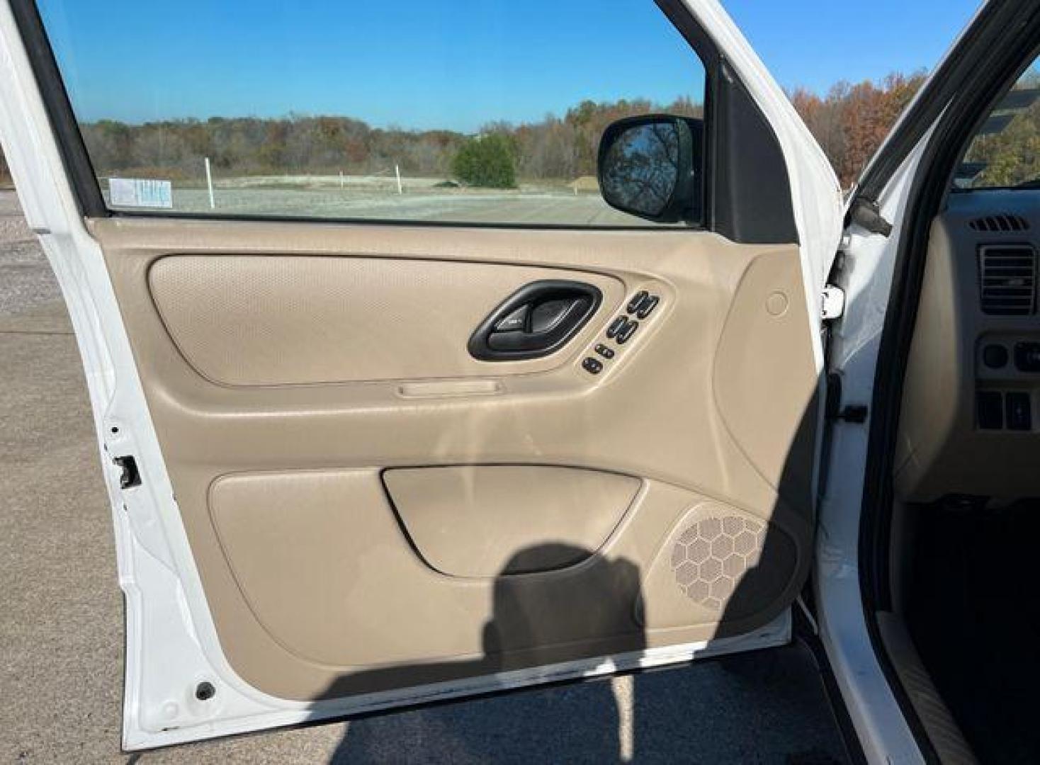 2003 WHITE /Tan FORD ESCAPE XLS (1FMYU02163K) with an 3.0L engine, Automatic transmission, located at 2990 Old Orchard Rd., Jackson, MO, 63755, 37.354214, -89.612106 - Photo#11