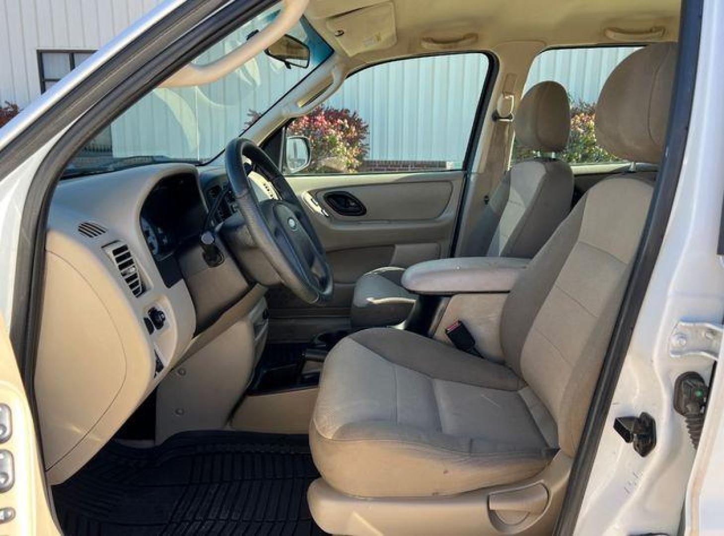 2003 WHITE /Tan FORD ESCAPE XLS (1FMYU02163K) with an 3.0L engine, Automatic transmission, located at 2990 Old Orchard Rd., Jackson, MO, 63755, 37.354214, -89.612106 - Photo#12