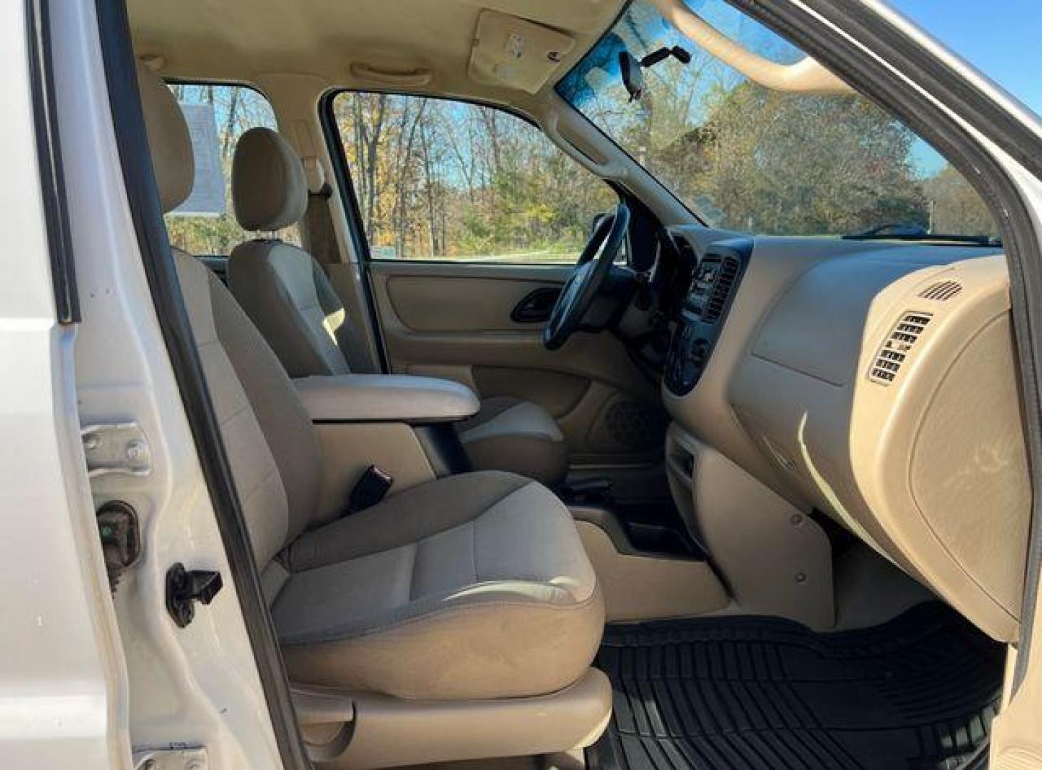 2003 WHITE /Tan FORD ESCAPE XLS (1FMYU02163K) with an 3.0L engine, Automatic transmission, located at 2990 Old Orchard Rd., Jackson, MO, 63755, 37.354214, -89.612106 - Photo#14