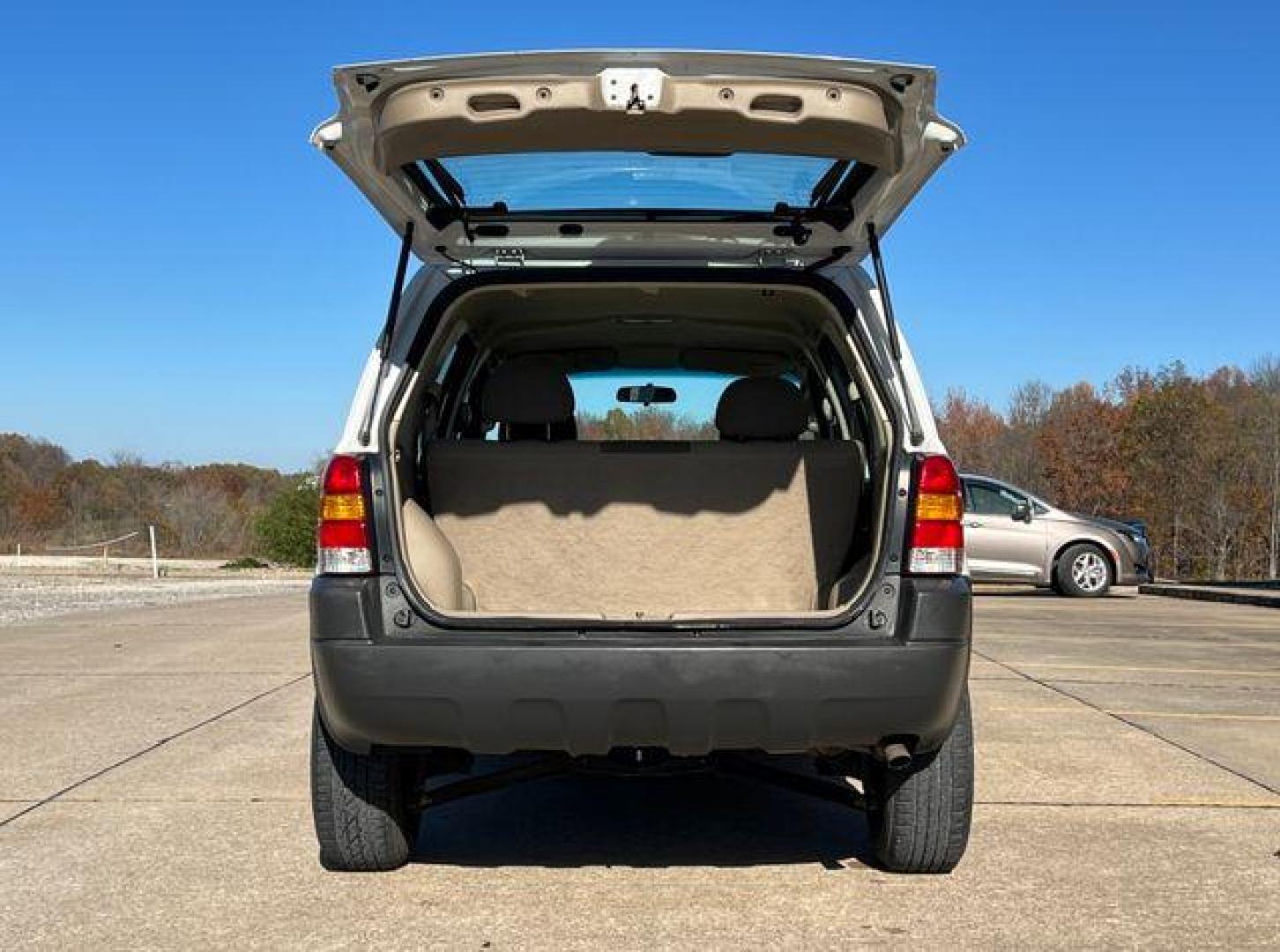 2003 WHITE /Tan FORD ESCAPE XLS (1FMYU02163K) with an 3.0L engine, Automatic transmission, located at 2990 Old Orchard Rd., Jackson, MO, 63755, 37.354214, -89.612106 - Photo#17