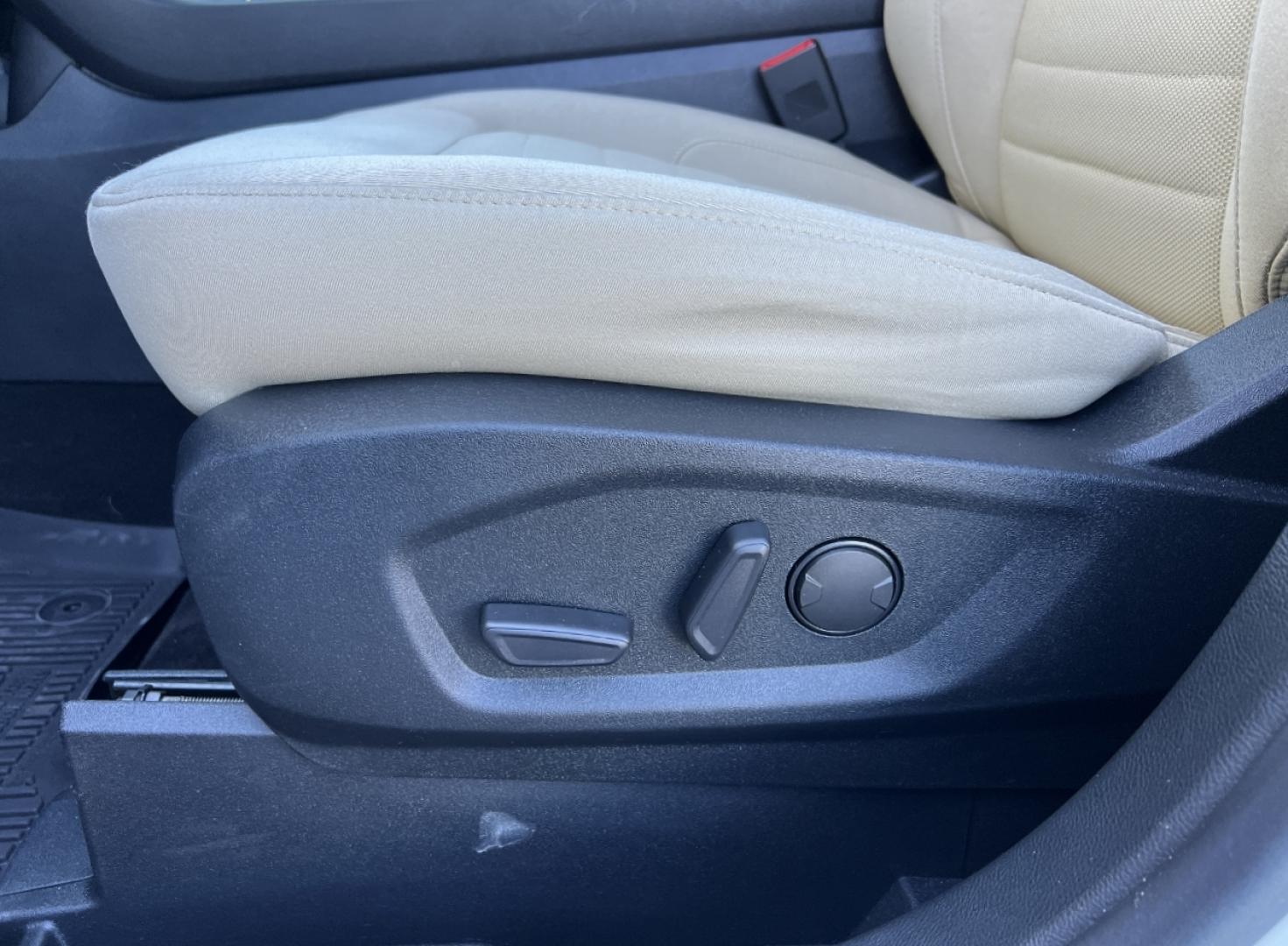 2020 WHITE FORD EDGE SE (2FMPK3G98LB) with an 2.0L 4 Cyl. engine, Automatic transmission, located at 2990 Old Orchard Rd., Jackson, MO, 63755, 37.354214, -89.612106 - 2020 Ford Edge SE 1-Owner 127xxx miles Front Wheel Drive 2.0L 4 Cyl. Automatic Backup Camera Power Driver Seat Bluetooth Cruise Power Windows/Locks/Mirrors We have financing available and we accept trades! Fill out a credit application on our website or come by today! If you have any que - Photo#3