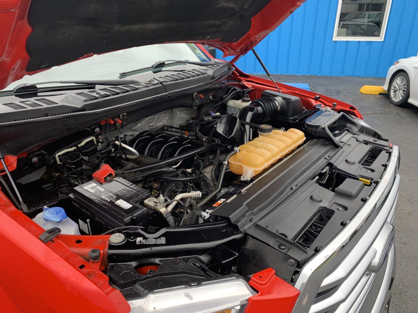 2015 RED /Gray Cloth Ford F-150 XLT SuperCrew 4WD (1FTFW1EF3FF) with an 5.0L V8 engine, Automatic transmission, located at 506 S. Kingshighway, Cape Girardeau, MO, 63703, (573) 235-5000, 37.294991, -89.553635 - 2015 Ford F-150 XLT 148xxx miles 4x4 5.0L V8 Automatic Backup Camera Bluetooth Remote Start Cruise Power Windows/Locks/Mirrors We have financing available and we accept trades! Fill out a credit application on our website or come by today! If you have any questions, give us a call at (573 - Photo#3