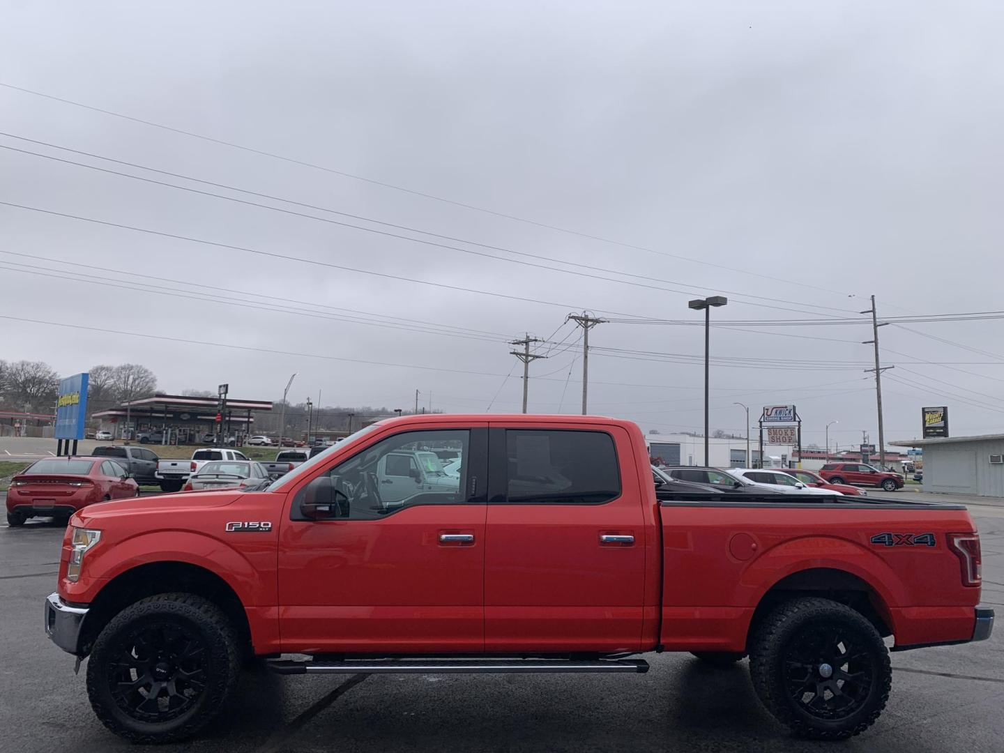 2015 RED /Gray Cloth Ford F-150 XLT SuperCrew 4WD (1FTFW1EF3FF) with an 5.0L V8 engine, Automatic transmission, located at 506 S. Kingshighway, Cape Girardeau, MO, 63703, (573) 235-5000, 37.294991, -89.553635 - 2015 Ford F-150 XLT 148xxx miles 4x4 5.0L V8 Automatic Backup Camera Bluetooth Remote Start Cruise Power Windows/Locks/Mirrors We have financing available and we accept trades! Fill out a credit application on our website or come by today! If you have any questions, give us a call at (573 - Photo#4