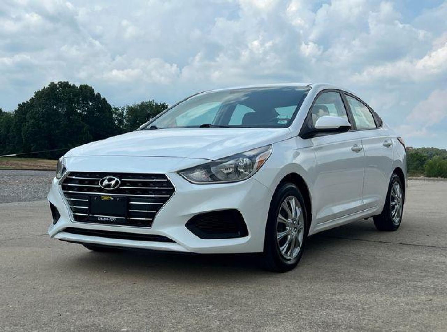 2021 WHITE /Black HYUNDAI ACCENT SE (3KPC24A6XME) with an 1.6L engine, Continuously Variable transmission, located at 2990 Old Orchard Rd., Jackson, MO, 63755, 37.354214, -89.612106 - Photo#3