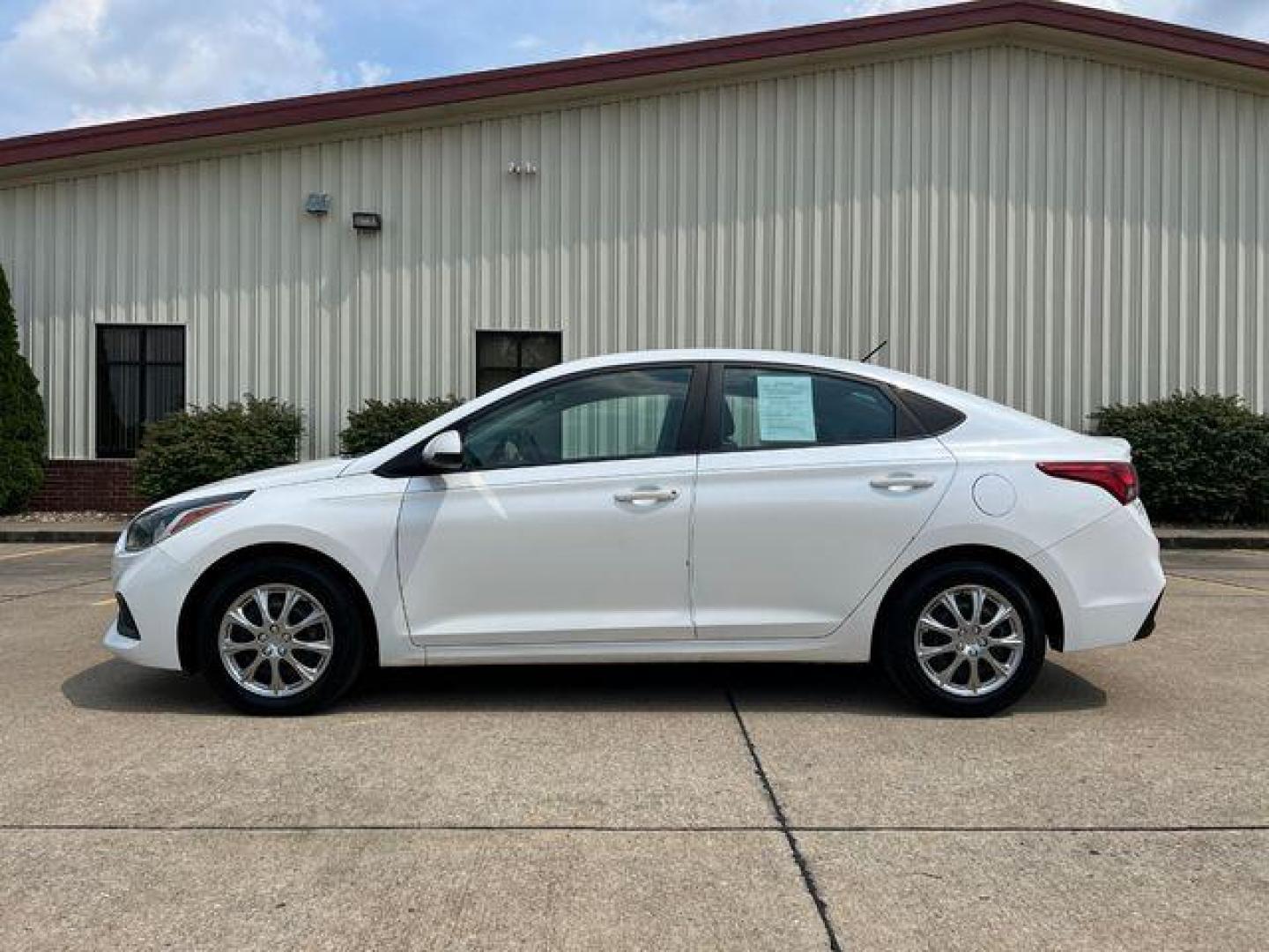 2021 WHITE /Black HYUNDAI ACCENT SE (3KPC24A6XME) with an 1.6L engine, Continuously Variable transmission, located at 2990 Old Orchard Rd., Jackson, MO, 63755, 37.354214, -89.612106 - Photo#4