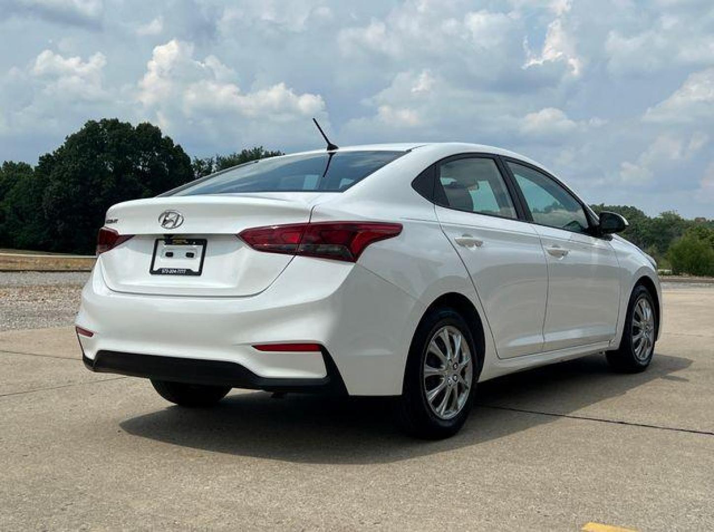2021 WHITE /Black HYUNDAI ACCENT SE (3KPC24A6XME) with an 1.6L engine, Continuously Variable transmission, located at 2990 Old Orchard Rd., Jackson, MO, 63755, 37.354214, -89.612106 - Photo#6