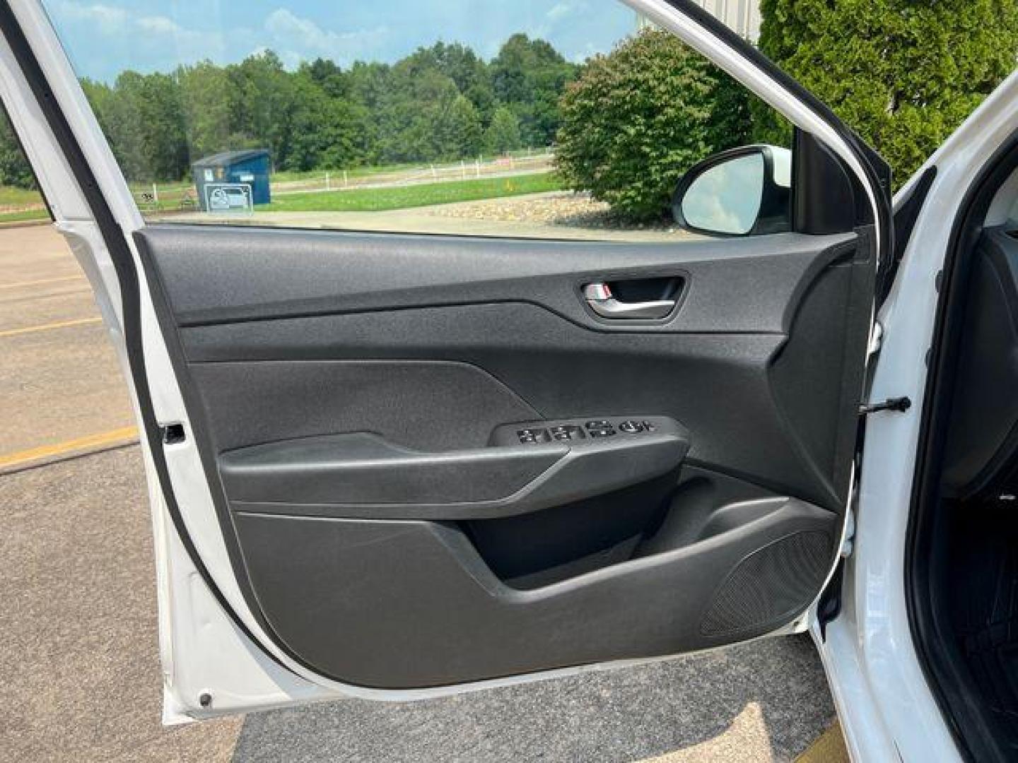 2021 WHITE /Black HYUNDAI ACCENT SE (3KPC24A6XME) with an 1.6L engine, Continuously Variable transmission, located at 2990 Old Orchard Rd., Jackson, MO, 63755, 37.354214, -89.612106 - Photo#10