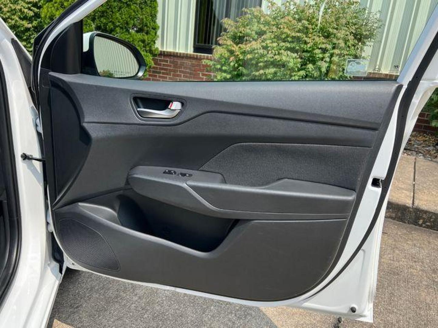 2021 WHITE /Black HYUNDAI ACCENT SE (3KPC24A6XME) with an 1.6L engine, Continuously Variable transmission, located at 2990 Old Orchard Rd., Jackson, MO, 63755, 37.354214, -89.612106 - Photo#12