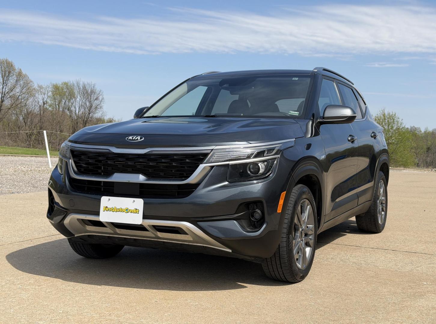 2021 GRAY /Black KIA SELTOS S (KNDEUCAA9M7) with an 2.0L 4 Cyl. engine, Continuously Variable transmission, located at 2990 Old Orchard Rd., Jackson, MO, 63755, 37.354214, -89.612106 - 2021 Kia Seltos S 72xxx miles All Wheel Drive 2.0L 4 Cyl. Automatic Backup Camera Heated Seats Bluetooth Cruise Power Windows/Locks/Mirrors We have financing available and we accept trades! Fill out a credit application on our website or come by today! If you have any questions, give us a - Photo#4