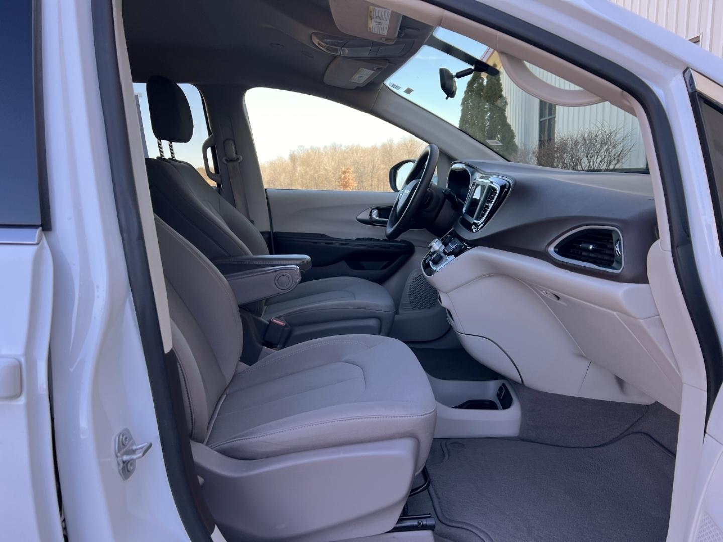 2021 WHITE /Gray Cloth CHRYSLER VOYAGER LX (2C4RC1CG5MR) with an 3.6L V6 engine, Automatic transmission, located at 2990 Old Orchard Rd., Jackson, MO, 63755, 37.354214, -89.612106 - 2021 Chrysler Voyager LX 1-Owner 97xxx miles Front Wheel Drive 3.6L V6 Automatic 3rd Row Backup Camera Power Driver Seat Stow 'N Go Bluetooth Cruise Power Windows/Locks/Mirrors We have financing available and we accept trades! Fill out a credit application on our website or come by toda - Photo#15