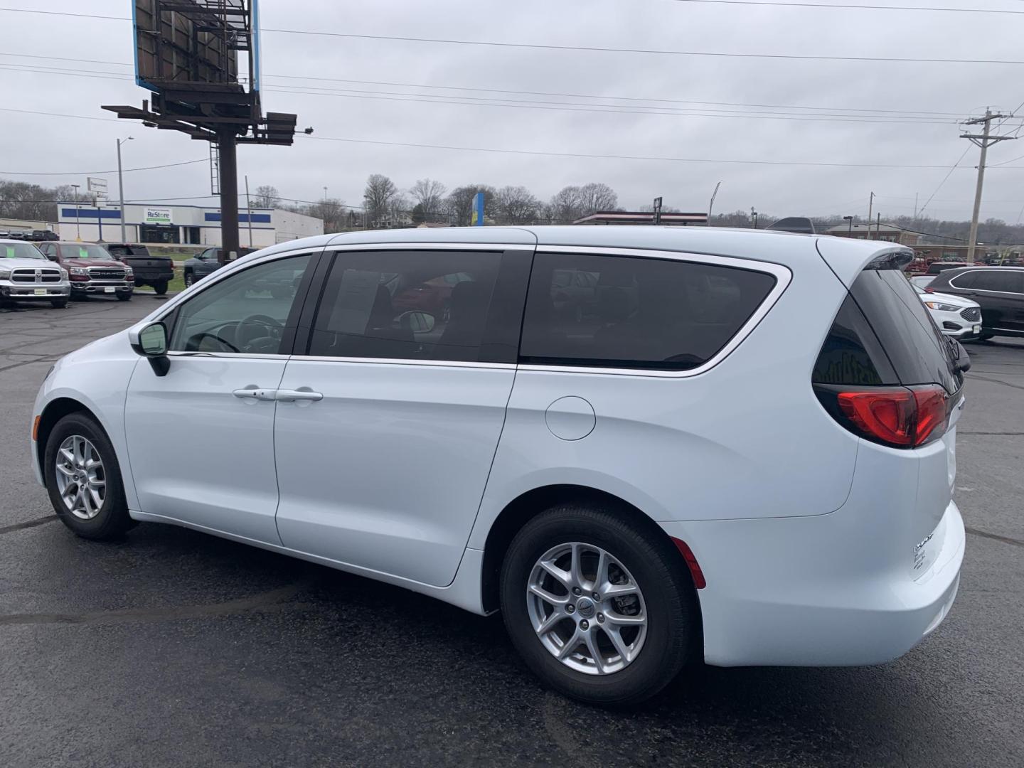 2021 WHITE /Gray Cloth CHRYSLER VOYAGER LX (2C4RC1CG5MR) with an 3.6L V6 engine, Automatic transmission, located at 506 S. Kingshighway, Cape Girardeau, MO, 63703, (573) 235-5000, 37.294991, -89.553635 - 2021 Chrysler Voyager LX 1-Owner 97xxx miles Front Wheel Drive 3.6L V6 Automatic 3rd Row Backup Camera Power Driver Seat Stow 'N Go Bluetooth Cruise Power Windows/Locks/Mirrors We have financing available and we accept trades! Fill out a credit application on our website or come by to - Photo#3