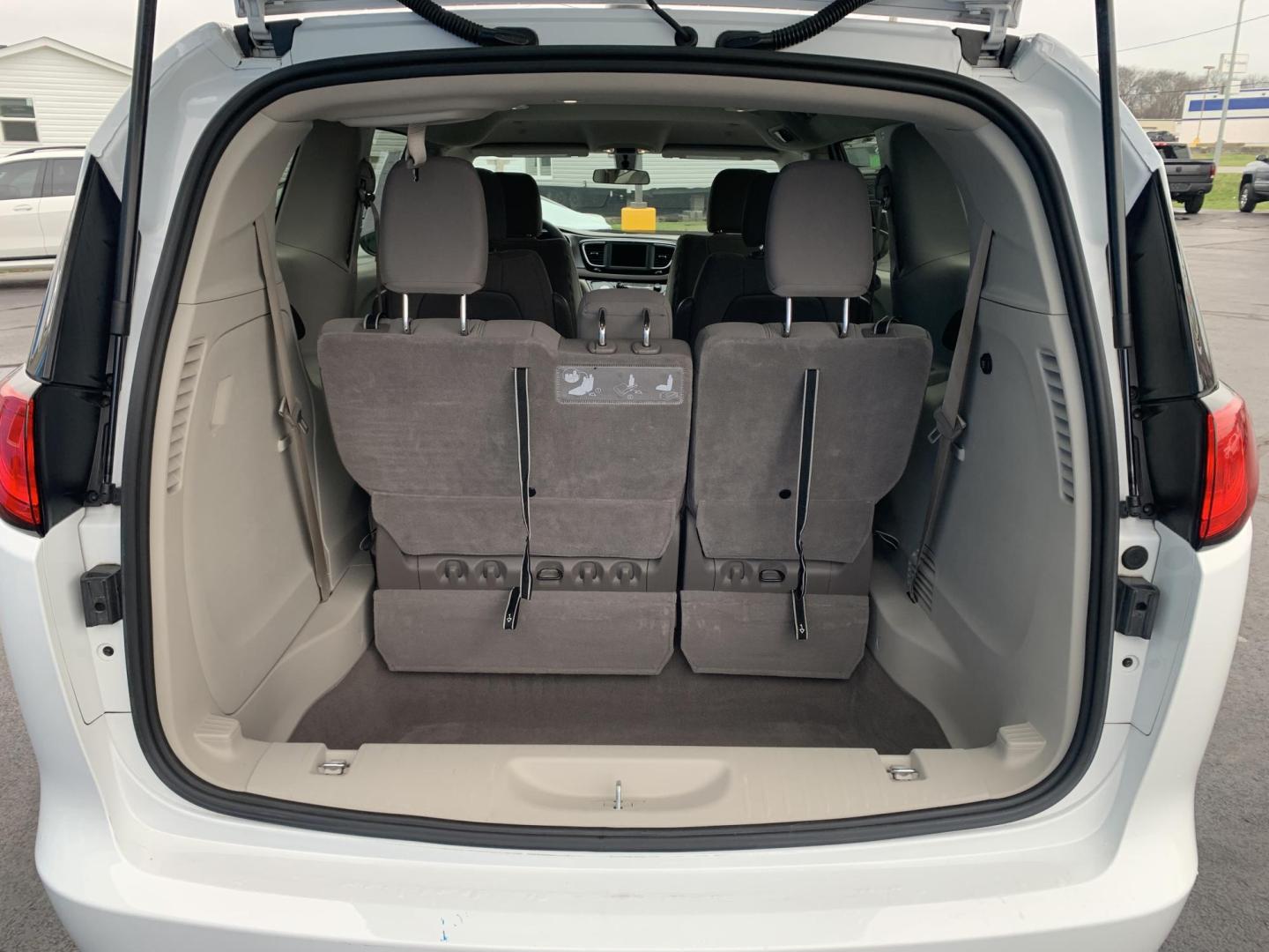 2021 WHITE /Gray Cloth CHRYSLER VOYAGER LX (2C4RC1CG5MR) with an 3.6L V6 engine, Automatic transmission, located at 506 S. Kingshighway, Cape Girardeau, MO, 63703, (573) 235-5000, 37.294991, -89.553635 - 2021 Chrysler Voyager LX 1-Owner 97xxx miles Front Wheel Drive 3.6L V6 Automatic 3rd Row Backup Camera Power Driver Seat Stow 'N Go Bluetooth Cruise Power Windows/Locks/Mirrors We have financing available and we accept trades! Fill out a credit application on our website or come by to - Photo#5