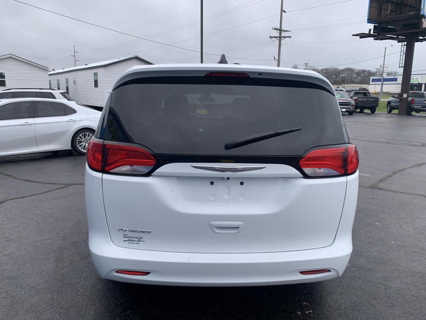 2021 WHITE /Gray Cloth CHRYSLER VOYAGER LX (2C4RC1CG5MR) with an 3.6L V6 engine, Automatic transmission, located at 506 S. Kingshighway, Cape Girardeau, MO, 63703, (573) 235-5000, 37.294991, -89.553635 - 2021 Chrysler Voyager LX 1-Owner 97xxx miles Front Wheel Drive 3.6L V6 Automatic 3rd Row Backup Camera Power Driver Seat Stow 'N Go Bluetooth Cruise Power Windows/Locks/Mirrors We have financing available and we accept trades! Fill out a credit application on our website or come by to - Photo#4