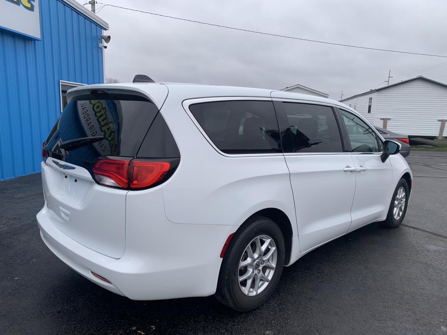 2021 WHITE /Gray Cloth CHRYSLER VOYAGER LX (2C4RC1CG5MR) with an 3.6L V6 engine, Automatic transmission, located at 506 S. Kingshighway, Cape Girardeau, MO, 63703, (573) 235-5000, 37.294991, -89.553635 - 2021 Chrysler Voyager LX 1-Owner 97xxx miles Front Wheel Drive 3.6L V6 Automatic 3rd Row Backup Camera Power Driver Seat Stow 'N Go Bluetooth Cruise Power Windows/Locks/Mirrors We have financing available and we accept trades! Fill out a credit application on our website or come by to - Photo#6