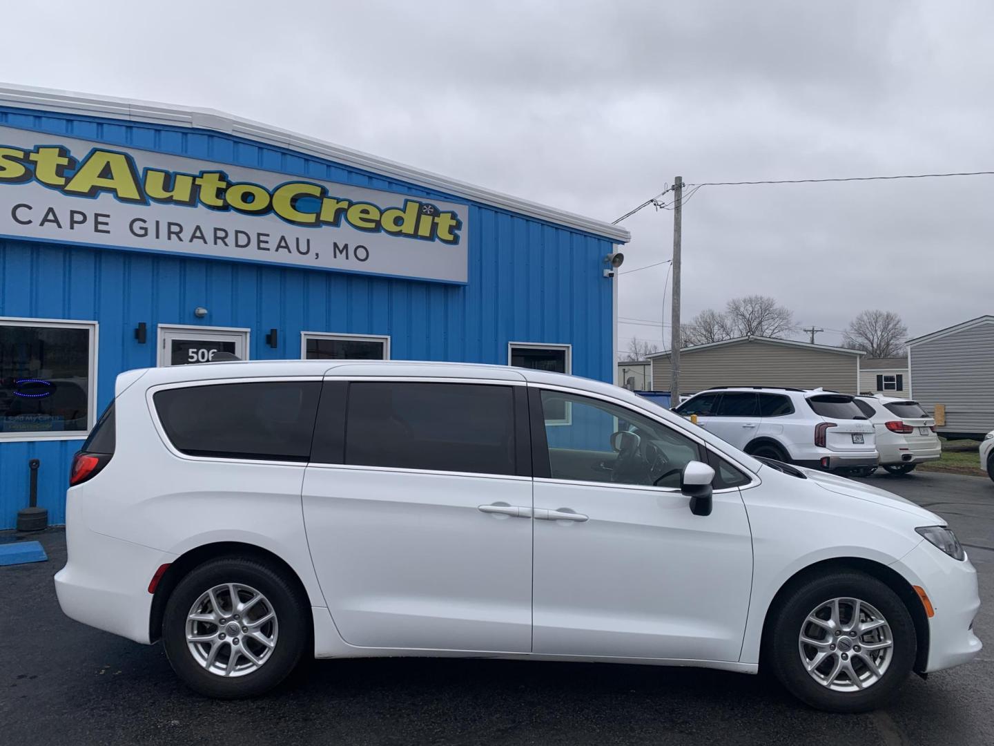 2021 WHITE /Gray Cloth CHRYSLER VOYAGER LX (2C4RC1CG5MR) with an 3.6L V6 engine, Automatic transmission, located at 506 S. Kingshighway, Cape Girardeau, MO, 63703, (573) 235-5000, 37.294991, -89.553635 - 2021 Chrysler Voyager LX 1-Owner 97xxx miles Front Wheel Drive 3.6L V6 Automatic 3rd Row Backup Camera Power Driver Seat Stow 'N Go Bluetooth Cruise Power Windows/Locks/Mirrors We have financing available and we accept trades! Fill out a credit application on our website or come by to - Photo#7