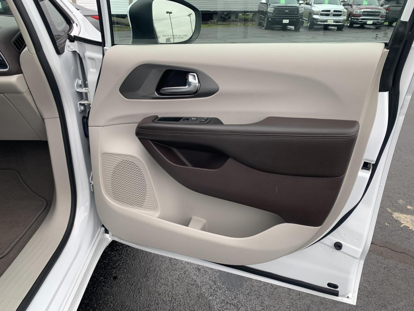 2021 WHITE /Gray Cloth CHRYSLER VOYAGER LX (2C4RC1CG5MR) with an 3.6L V6 engine, Automatic transmission, located at 506 S. Kingshighway, Cape Girardeau, MO, 63703, (573) 235-5000, 37.294991, -89.553635 - 2021 Chrysler Voyager LX 1-Owner 97xxx miles Front Wheel Drive 3.6L V6 Automatic 3rd Row Backup Camera Power Driver Seat Stow 'N Go Bluetooth Cruise Power Windows/Locks/Mirrors We have financing available and we accept trades! Fill out a credit application on our website or come by to - Photo#8