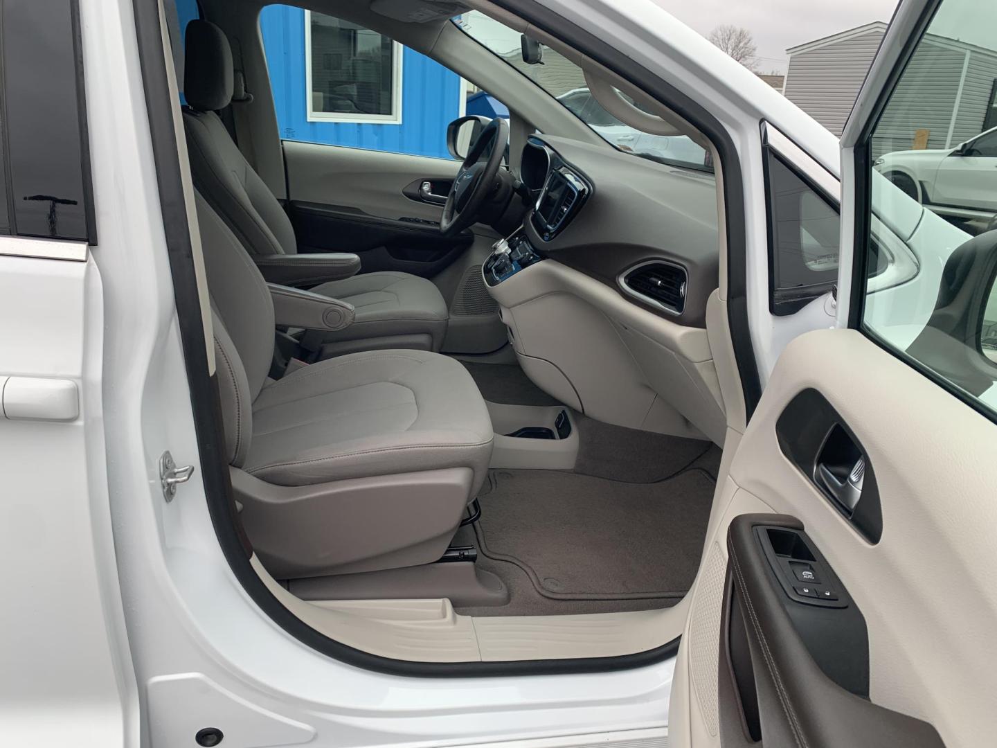 2021 WHITE /Gray Cloth CHRYSLER VOYAGER LX (2C4RC1CG5MR) with an 3.6L V6 engine, Automatic transmission, located at 506 S. Kingshighway, Cape Girardeau, MO, 63703, (573) 235-5000, 37.294991, -89.553635 - 2021 Chrysler Voyager LX 1-Owner 97xxx miles Front Wheel Drive 3.6L V6 Automatic 3rd Row Backup Camera Power Driver Seat Stow 'N Go Bluetooth Cruise Power Windows/Locks/Mirrors We have financing available and we accept trades! Fill out a credit application on our website or come by to - Photo#9