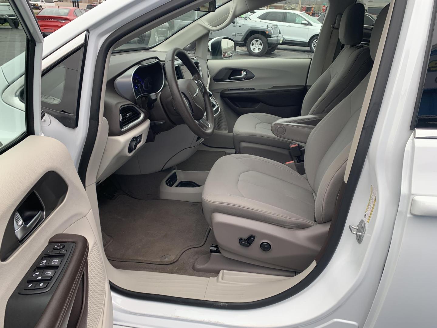 2021 WHITE /Gray Cloth CHRYSLER VOYAGER LX (2C4RC1CG5MR) with an 3.6L V6 engine, Automatic transmission, located at 506 S. Kingshighway, Cape Girardeau, MO, 63703, (573) 235-5000, 37.294991, -89.553635 - 2021 Chrysler Voyager LX 1-Owner 97xxx miles Front Wheel Drive 3.6L V6 Automatic 3rd Row Backup Camera Power Driver Seat Stow 'N Go Bluetooth Cruise Power Windows/Locks/Mirrors We have financing available and we accept trades! Fill out a credit application on our website or come by to - Photo#14