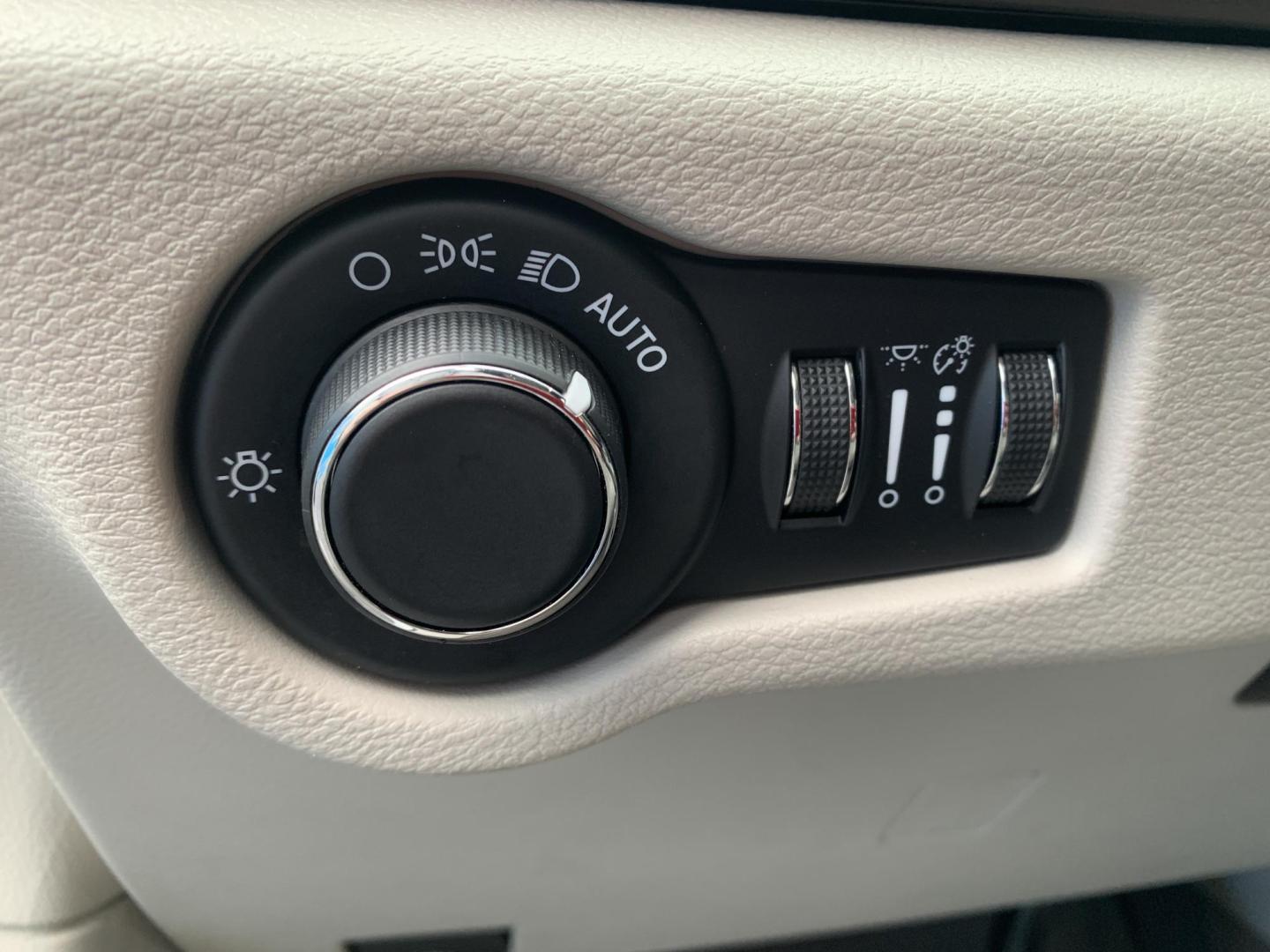 2021 WHITE /Gray Cloth CHRYSLER VOYAGER LX (2C4RC1CG5MR) with an 3.6L V6 engine, Automatic transmission, located at 506 S. Kingshighway, Cape Girardeau, MO, 63703, (573) 235-5000, 37.294991, -89.553635 - 2021 Chrysler Voyager LX 1-Owner 97xxx miles Front Wheel Drive 3.6L V6 Automatic 3rd Row Backup Camera Power Driver Seat Stow 'N Go Bluetooth Cruise Power Windows/Locks/Mirrors We have financing available and we accept trades! Fill out a credit application on our website or come by to - Photo#16