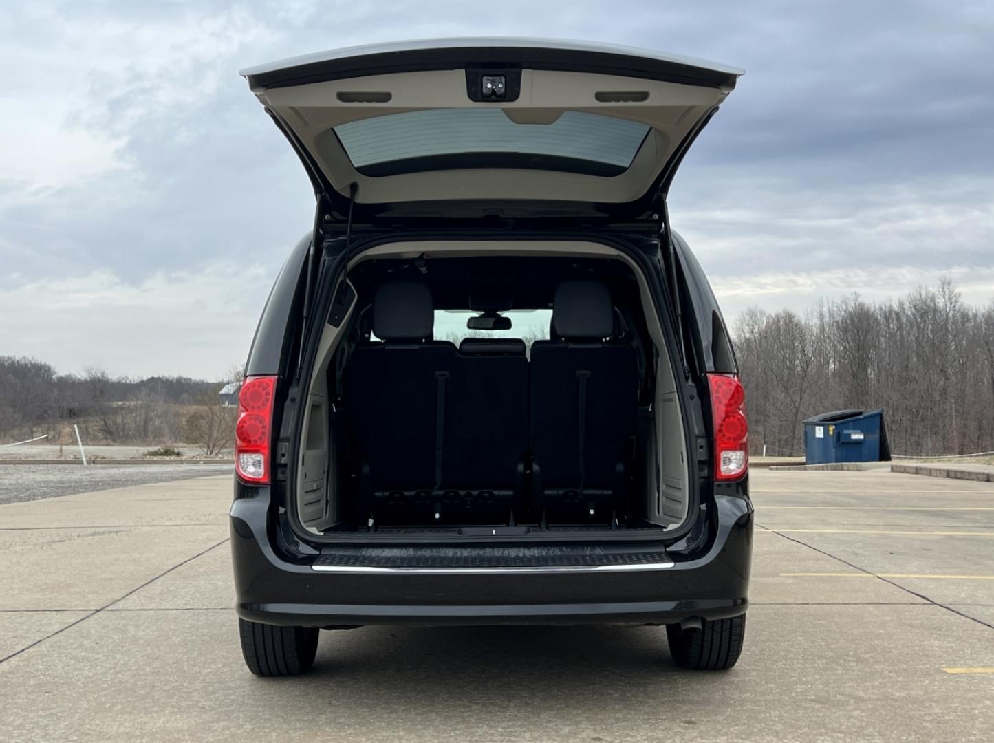 2019 BLACK /Black Leather/Suede DODGE GRAND CARAVAN SXT (2C4RDGCGXKR) with an 3.6L V6 engine, Automatic transmission, located at 2990 Old Orchard Rd., Jackson, MO, 63755, 37.354214, -89.612106 - 2019 Dodge Grand Caravan SXT 92xxx miles Front Wheel Drive 3.6L V6 Automatic 3rd Row Stow 'N Go Backup Camera Power Driver Seat Bluetooth Cruise Remote Start Power Windows/Locks/Mirrors We have financing available and we accept trades! Fill out a credit application on our website or com - Photo#20