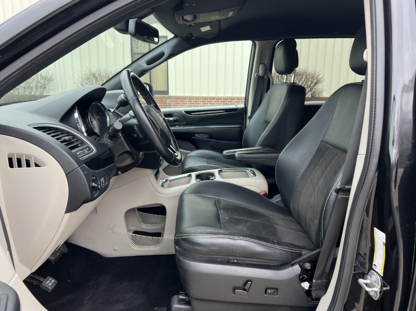 2019 BLACK /Black Leather/Suede DODGE GRAND CARAVAN SXT (2C4RDGCGXKR) with an 3.6L V6 engine, Automatic transmission, located at 2990 Old Orchard Rd., Jackson, MO, 63755, 37.354214, -89.612106 - 2019 Dodge Grand Caravan SXT 92xxx miles Front Wheel Drive 3.6L V6 Automatic 3rd Row Stow 'N Go Backup Camera Power Driver Seat Bluetooth Cruise Remote Start Power Windows/Locks/Mirrors We have financing available and we accept trades! Fill out a credit application on our website or com - Photo#14