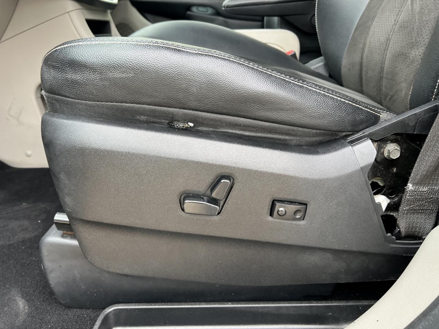 2019 BLACK /Black Leather/Suede DODGE GRAND CARAVAN SXT (2C4RDGCGXKR) with an 3.6L V6 engine, Automatic transmission, located at 2990 Old Orchard Rd., Jackson, MO, 63755, 37.354214, -89.612106 - 2019 Dodge Grand Caravan SXT 92xxx miles Front Wheel Drive 3.6L V6 Automatic 3rd Row Stow 'N Go Backup Camera Power Driver Seat Bluetooth Cruise Remote Start Power Windows/Locks/Mirrors We have financing available and we accept trades! Fill out a credit application on our website or com - Photo#3