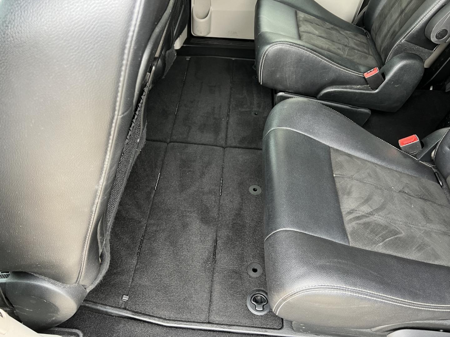 2019 BLACK /Black Leather/Suede DODGE GRAND CARAVAN SXT (2C4RDGCGXKR) with an 3.6L V6 engine, Automatic transmission, located at 2990 Old Orchard Rd., Jackson, MO, 63755, 37.354214, -89.612106 - 2019 Dodge Grand Caravan SXT 92xxx miles Front Wheel Drive 3.6L V6 Automatic 3rd Row Stow 'N Go Backup Camera Power Driver Seat Bluetooth Cruise Remote Start Power Windows/Locks/Mirrors We have financing available and we accept trades! Fill out a credit application on our website or com - Photo#4