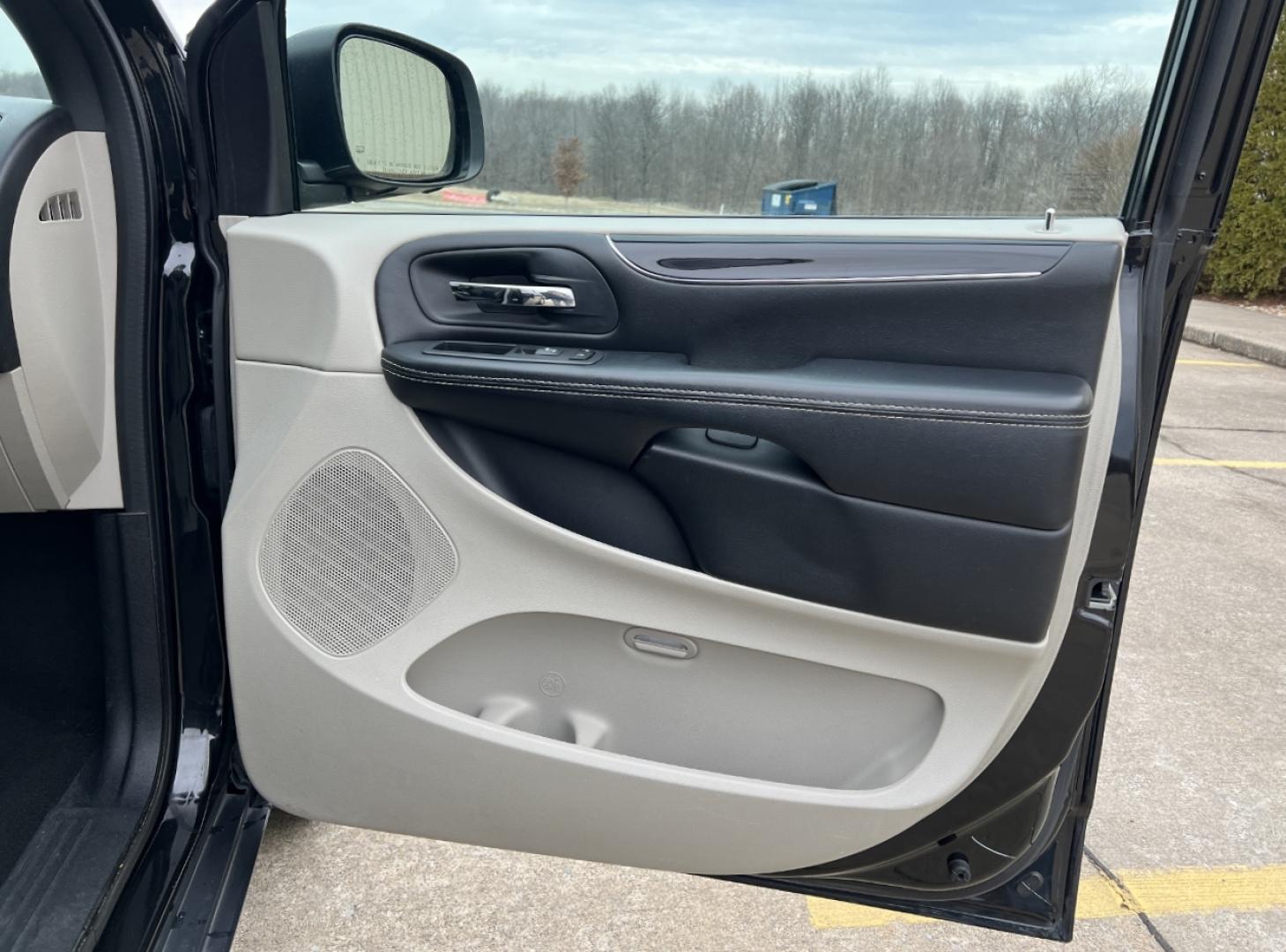 2019 BLACK /Black Leather/Suede DODGE GRAND CARAVAN SXT (2C4RDGCGXKR) with an 3.6L V6 engine, Automatic transmission, located at 2990 Old Orchard Rd., Jackson, MO, 63755, 37.354214, -89.612106 - 2019 Dodge Grand Caravan SXT 92xxx miles Front Wheel Drive 3.6L V6 Automatic 3rd Row Stow 'N Go Backup Camera Power Driver Seat Bluetooth Cruise Remote Start Power Windows/Locks/Mirrors We have financing available and we accept trades! Fill out a credit application on our website or com - Photo#15